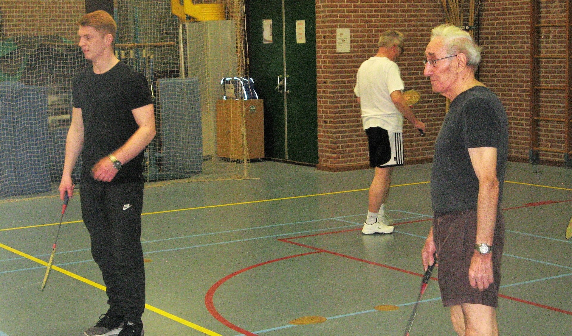 Kleinzoon (en sportleider) Robbert met Henk, zijn opa en deelnemer aan de groep. Foto: Bart Kraan 