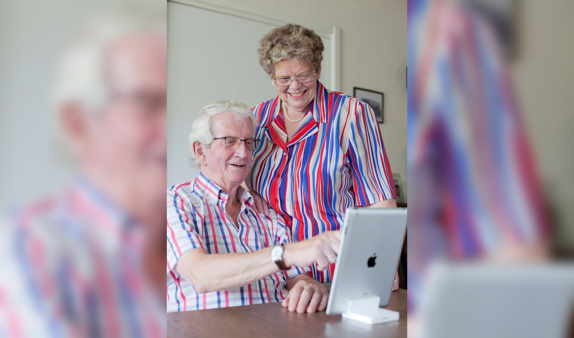 Senioren leren werken met een iPad. Foto: PR