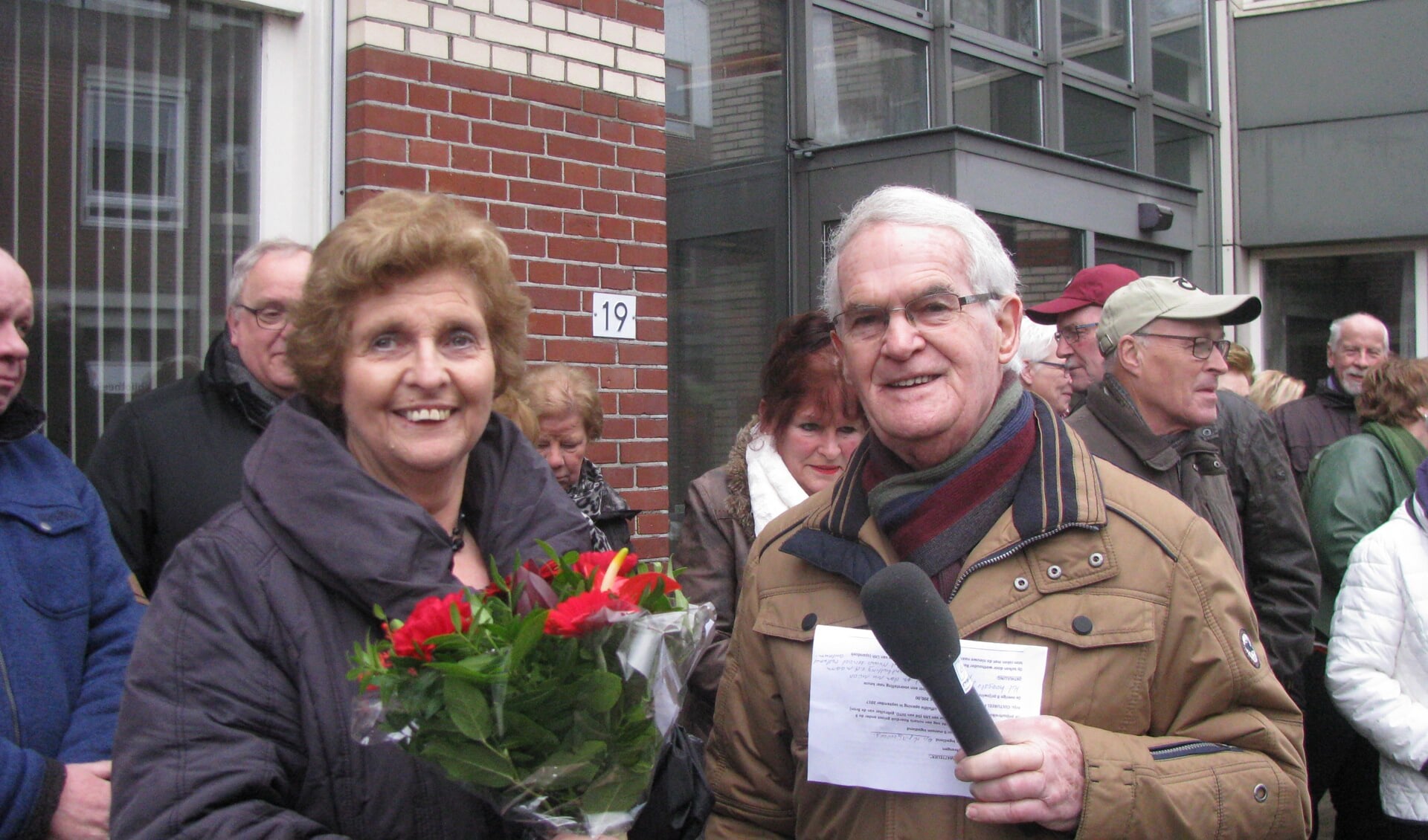 Ine van Lith krijgt bloemen van voorzitter Hans Tops. Foto: Ferry Broshuis