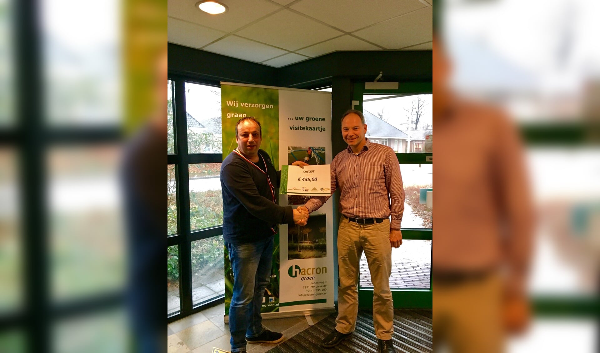 De heer Arthur Heister, voorzitter KWF Kankerbestrijding, afdeling Berkelland krijgt de cheque van Hacron Groen overhandigd door Richo te Kaat, regio uitvoerder Berkelland. Foto: PR