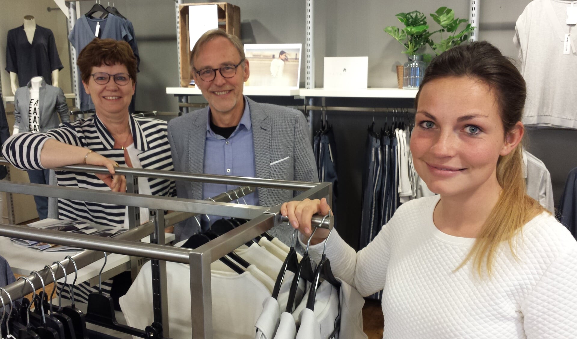 Iris Hulsteijn (r) is de nieuwe eigenaresse van Visser Mode in Vorden. Zij neemt de zaak over van Henco en Tineke Elbrink. Foto: Luuk Stam
