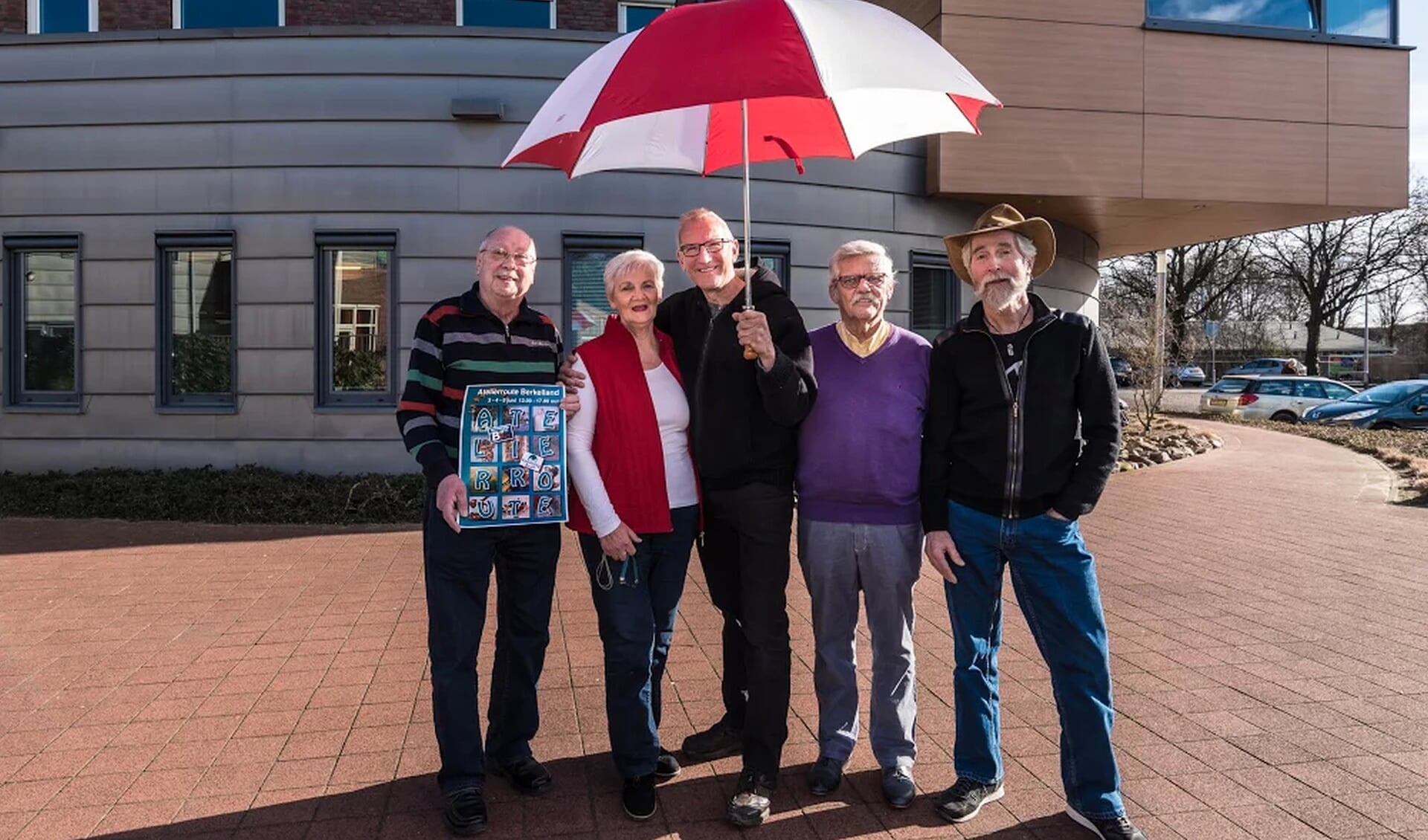 Van links naar rechts: René Appels, Lieneke Tanis, Wil Martens, Henk Viscaal en Dolf Bierhuizen. De paraplu staat symbool voor de samenwerking van de kunstkringen. Foto: L .Swart