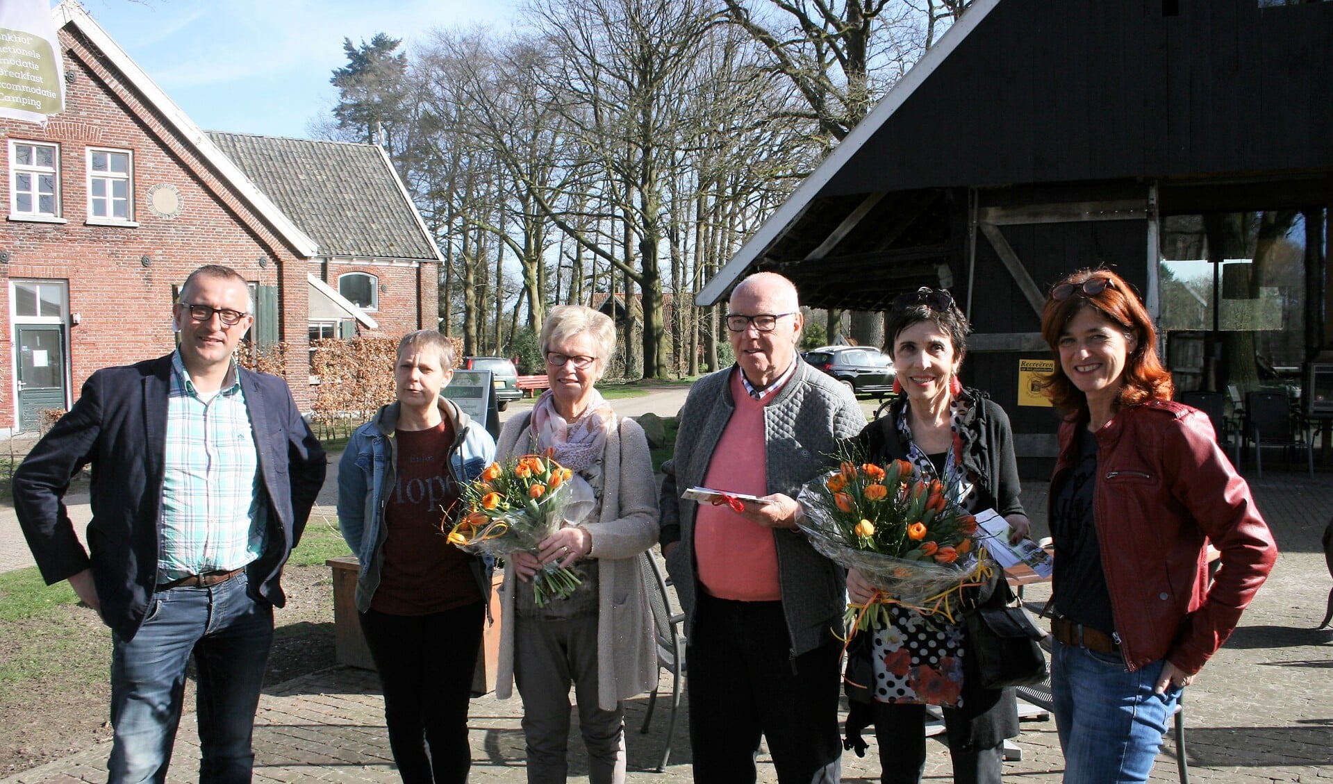 Voorzitter Gerhard Huetink reikte de prijzen uit, samen met bestuurslid Jolanda Visser (rechts) en Christa Reesink (tweede van rechts). Foto: PR