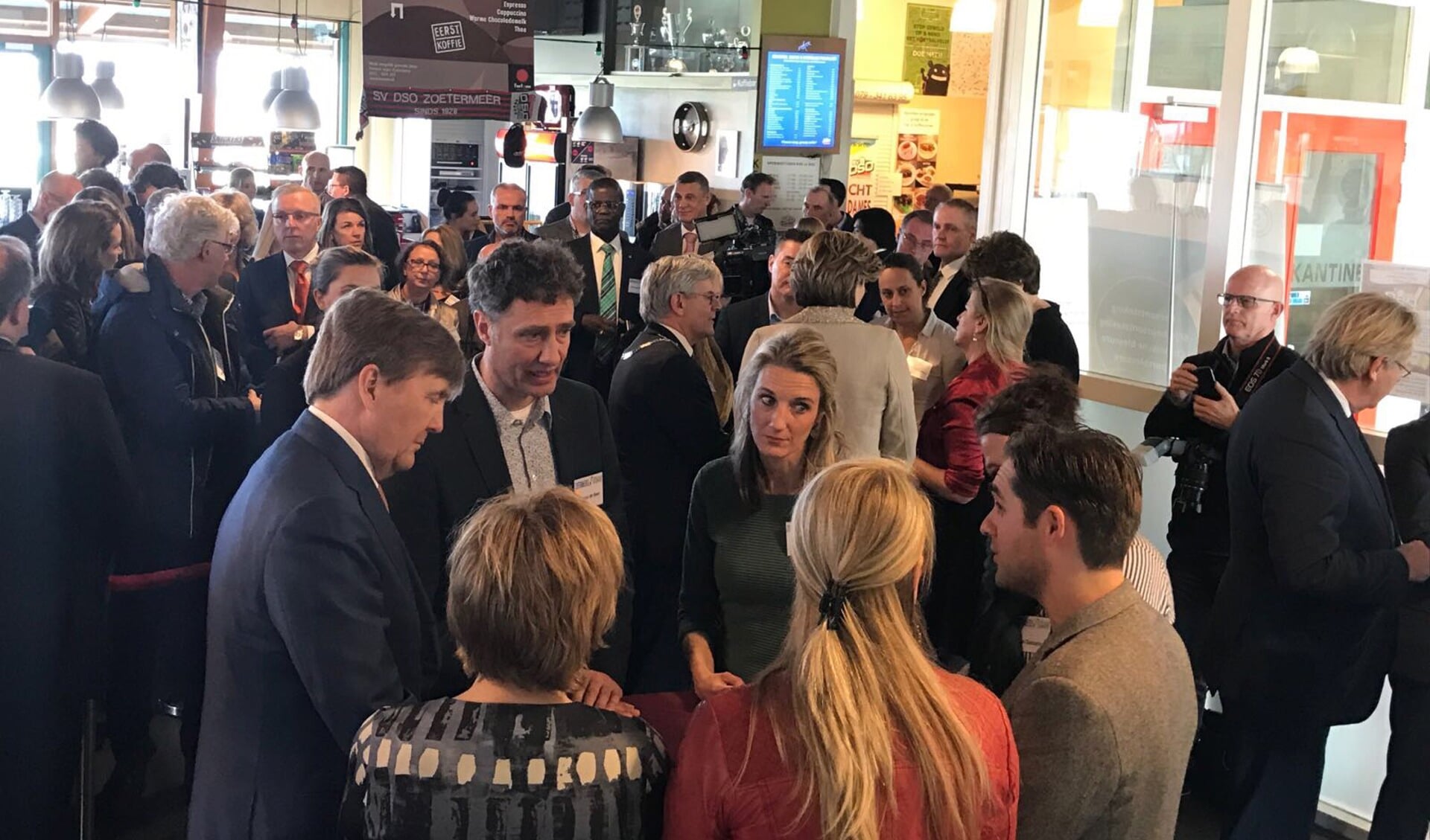 Tafelgesprek tussen een aantal Uitdagers en Zijne Majesteit de Koning. Foto: Bianca Steeghs