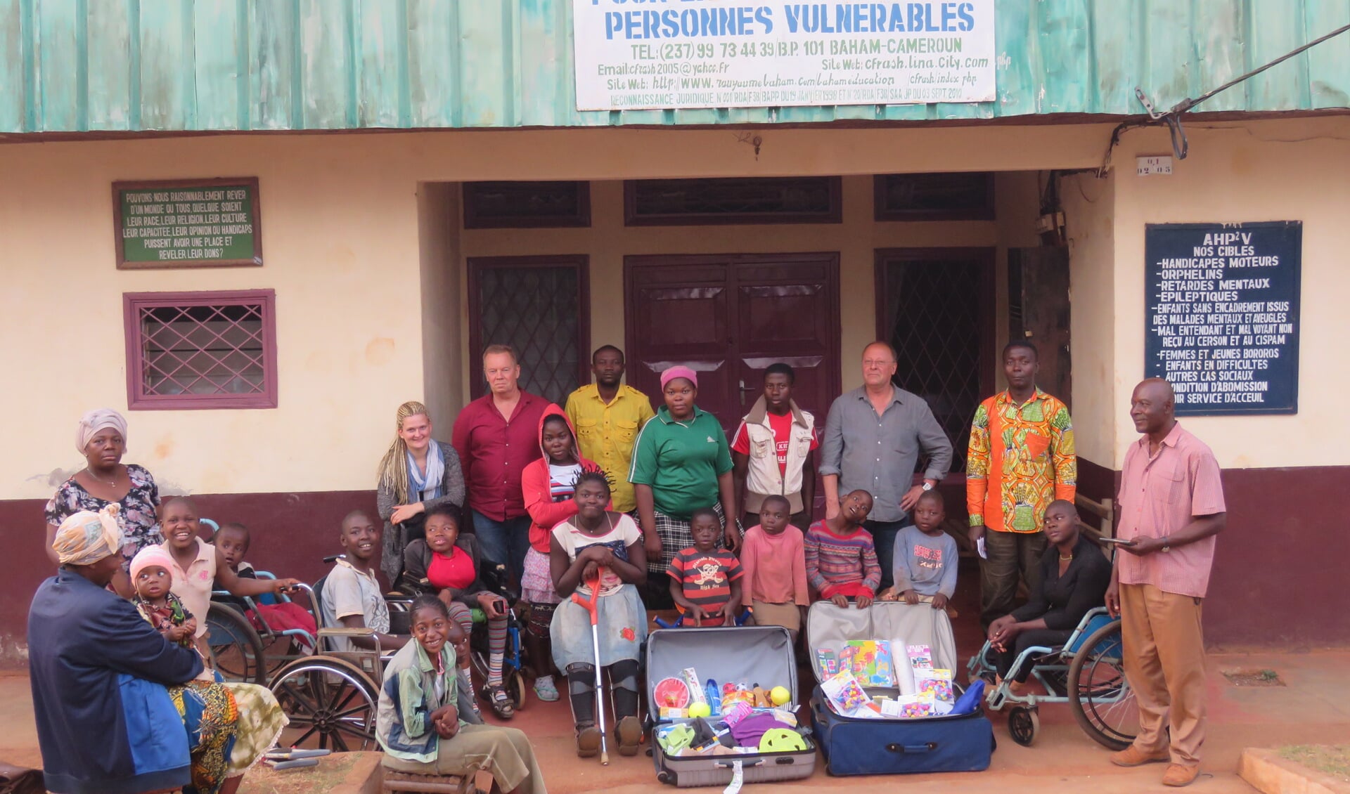 Groepsfoto na de overhandiging van de spullen bij gehandicaptenstichting Echo Kamerun. Foto: PR