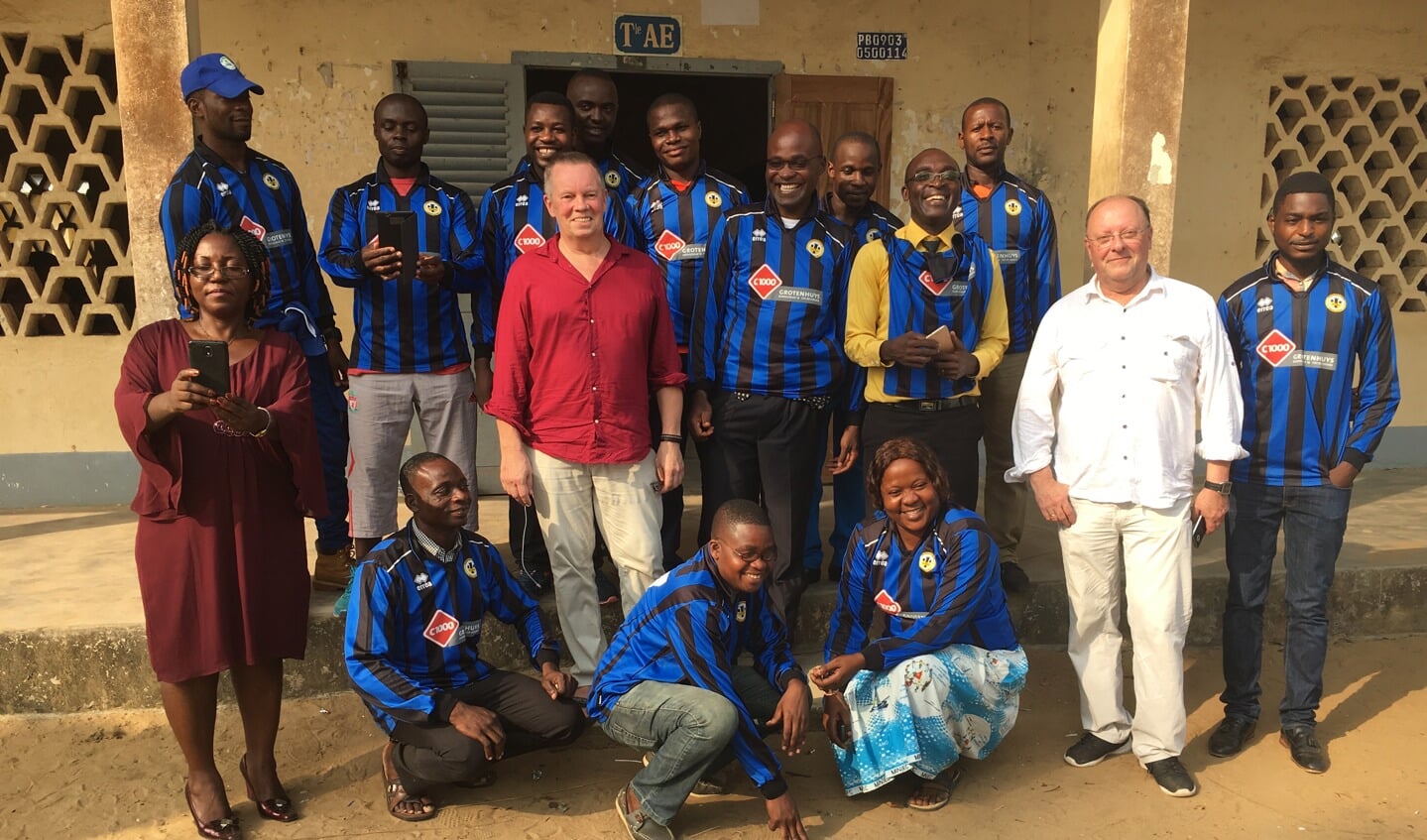 Overhandiging van de voetbalshirts van v.v. Vorden van sponsor (toen nog C1000) Grotenhuys aan het docententeam van een lyceum in Kribi, Kameroen. Foto: PR