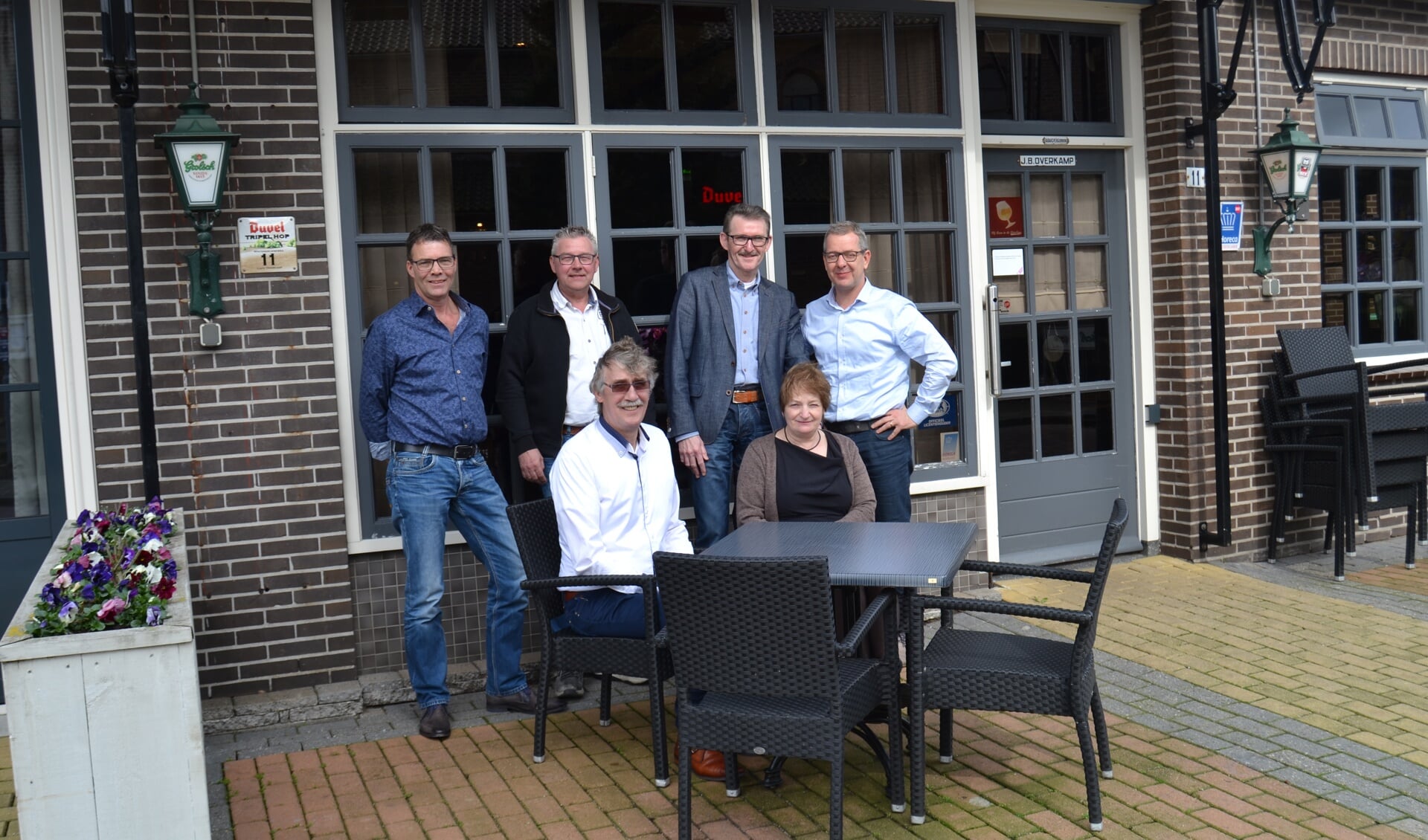 Zittend: Joop en Ans Oosterholt, staand van links af: Jan van de Wolfshaar, Joop Ikink, Werner Hegeman, Jos Tanck. Foto: Karin Stronks 