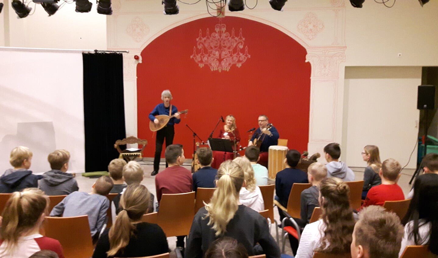 Gery Groot Zwaaftink (l) en een tweetal muzikanten van De Blauwe Schuyt vermaakten de kinderen met een speciaal geschreven Jonker Joost verhaal. Foto: Jan Hendriksen. 