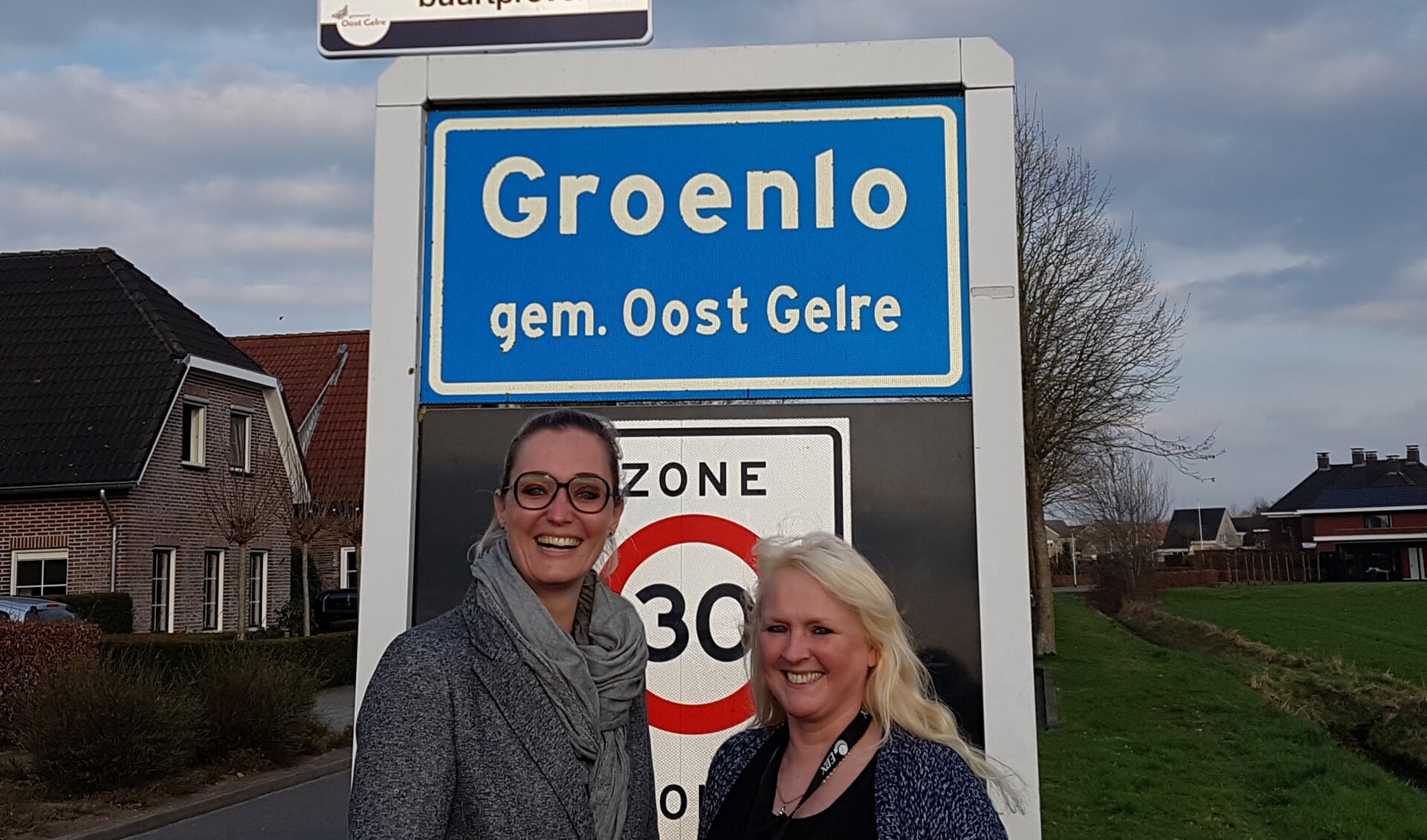 Initiatiefneemsters Nicole Kaak (l) en Rianne Emaus bij het zojuist onthulde bord. foto: Kyra Broshuis