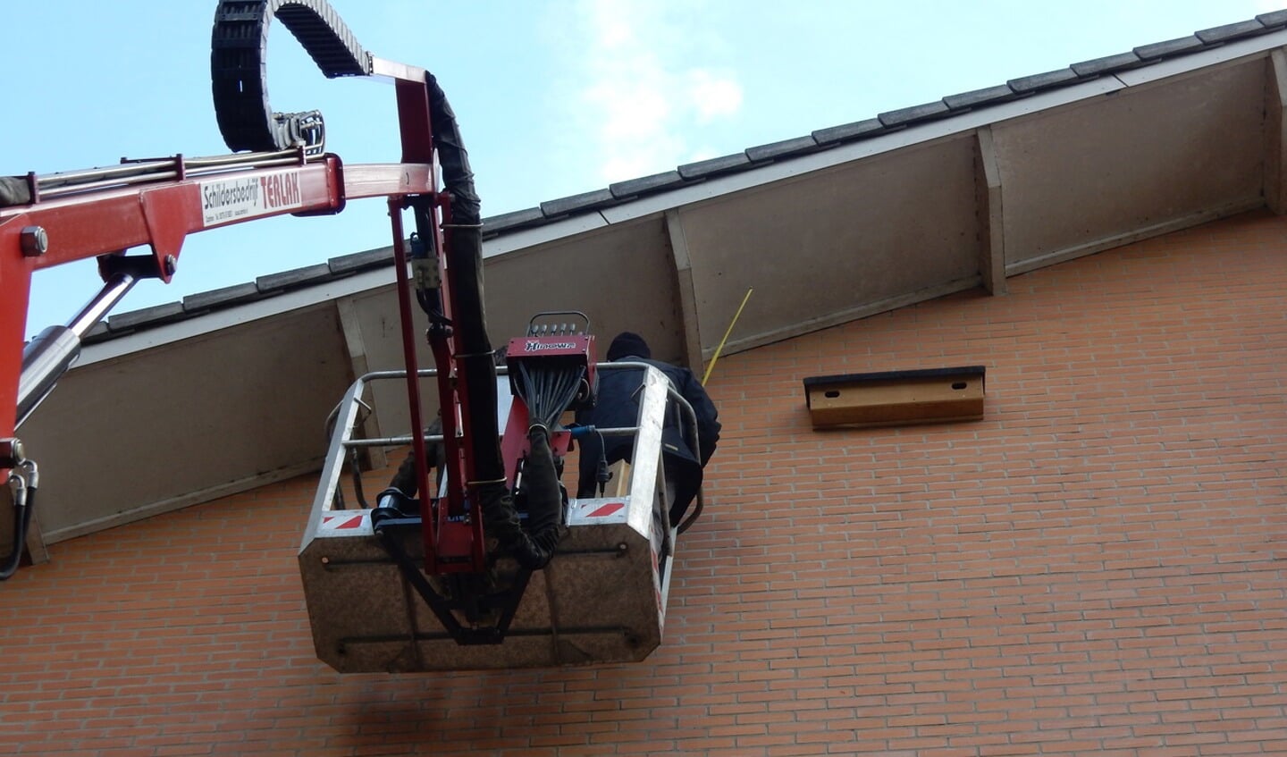 Op Het Stedelijk worden drie duo nestkasten opgehangen aan de schoolmuur. Foto: PR