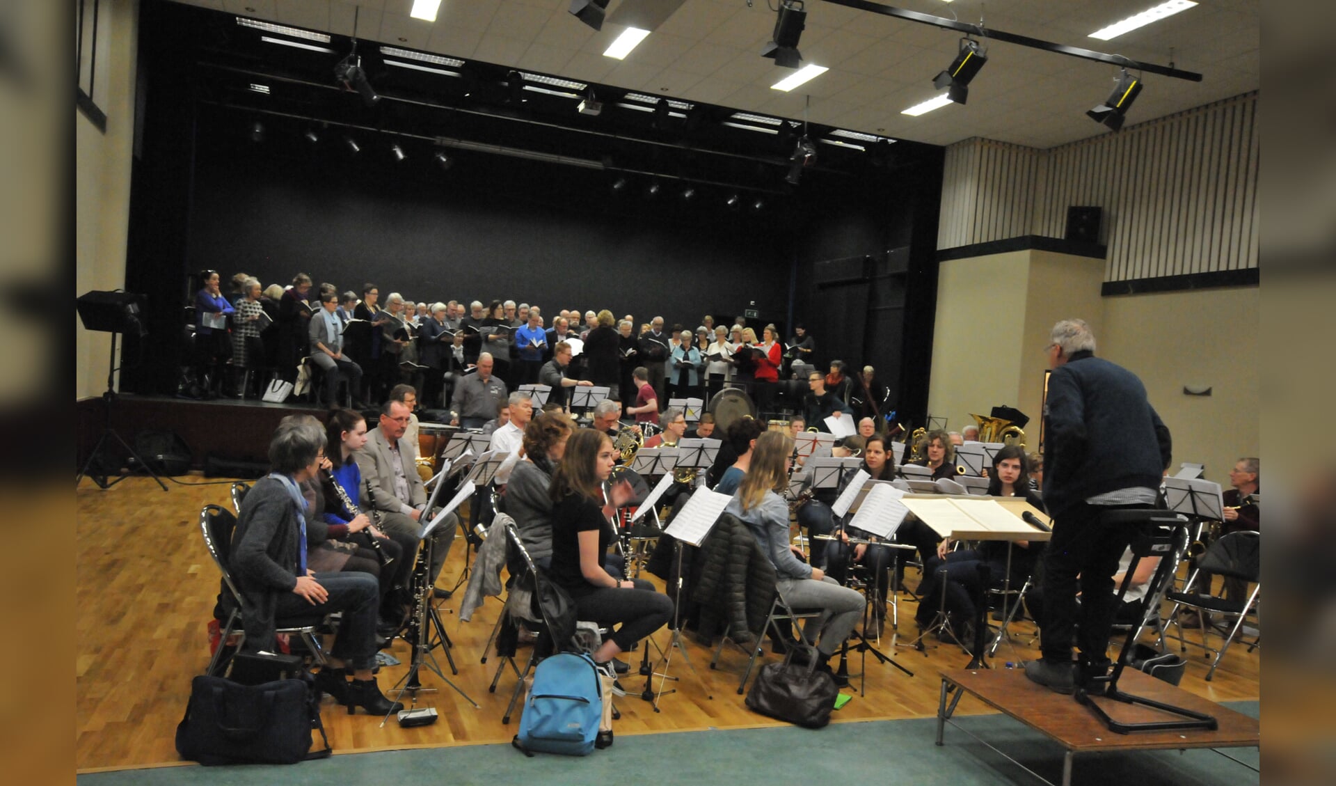 De gezamenlijke repetitie op zondag 12 maart van AGK en Crescendo in Muziekcentrum Borculo. Foto: PR