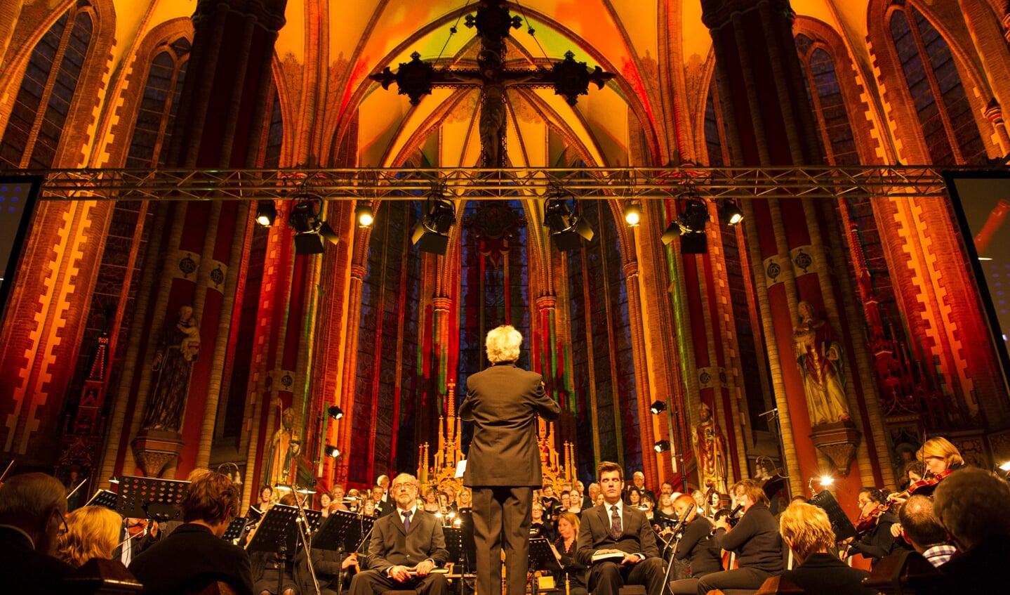 De mooie Werenfriduskerk wordt fraai uitgelicht tijdens voor het concert. Foto: PR