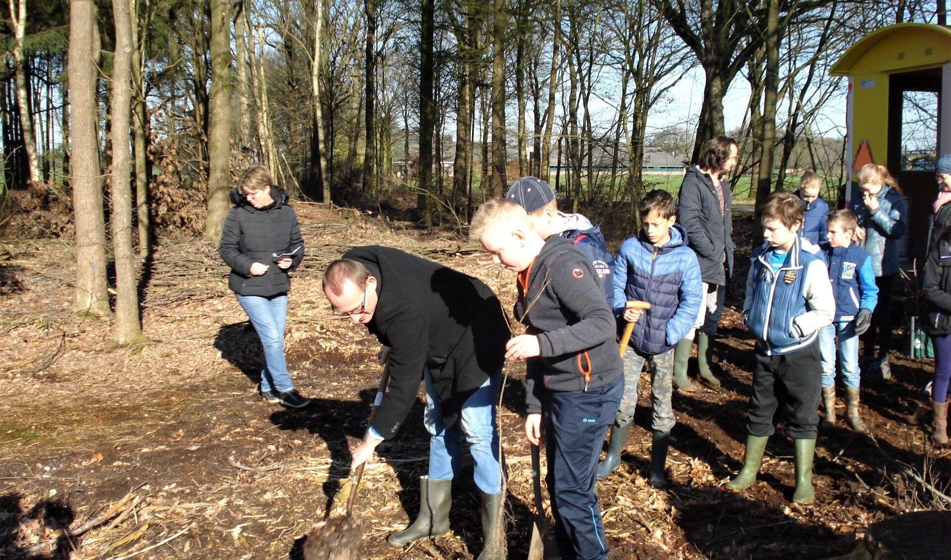 Wethouder Gert-Jan te Gronde plant samen met enkele leerlingen de eerste boom. Foto: Achterhoek Nieuws bv