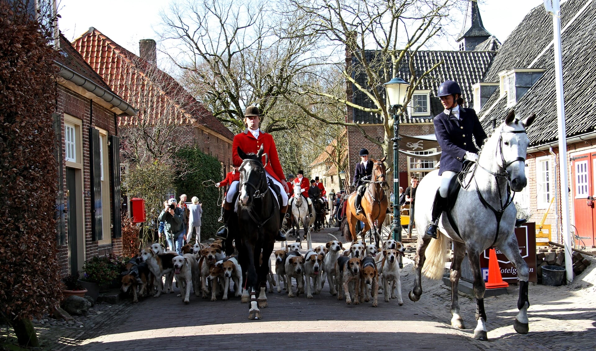 Bij de start van de slipjacht in Bronkhorst gaat de huntsman met de meute voorop. Foto: Achterhoekfoto.nl/Liesbeth Spaansen