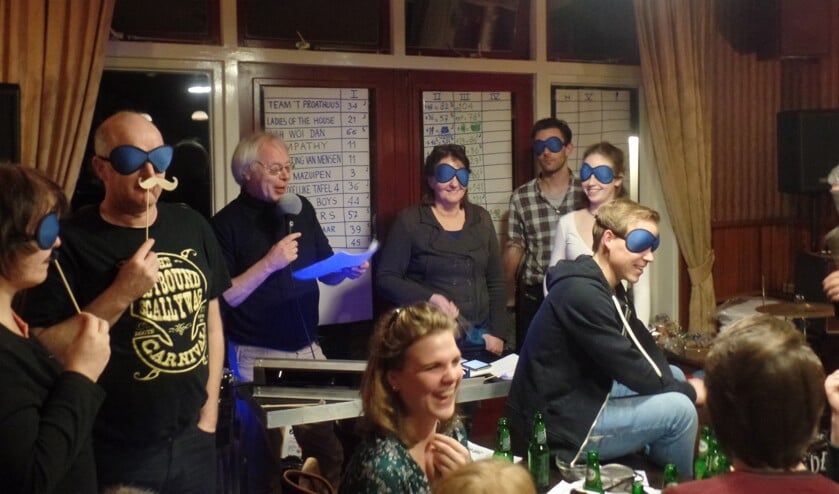 Onder leiding van Tom Blomberg namen maar liefst tien teams deel aan de Popquiz. Foto: Jan Hendriksen