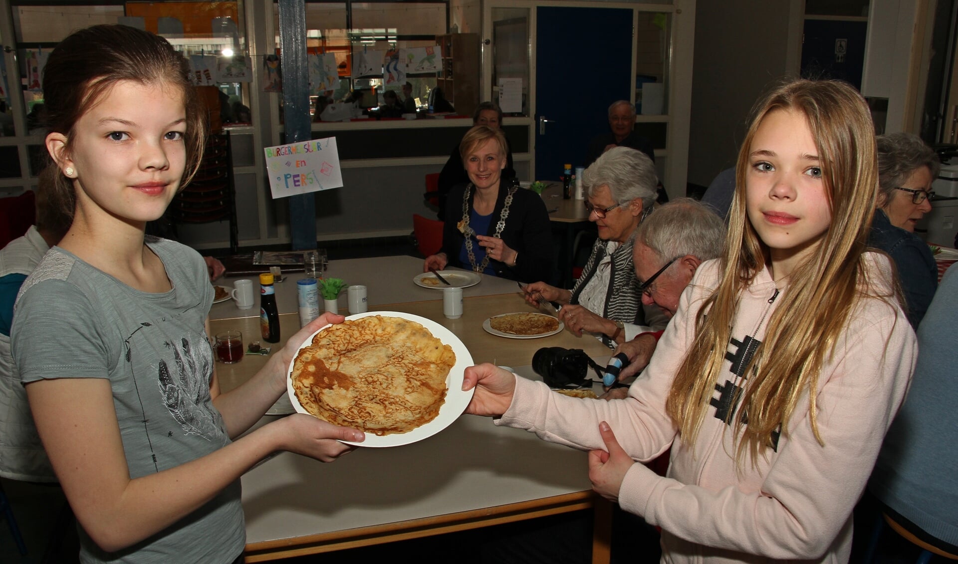 Evie en Kayleigh organiseerden de pannenkoekendag op hun school. Foto: Liesbeth Spaansen
