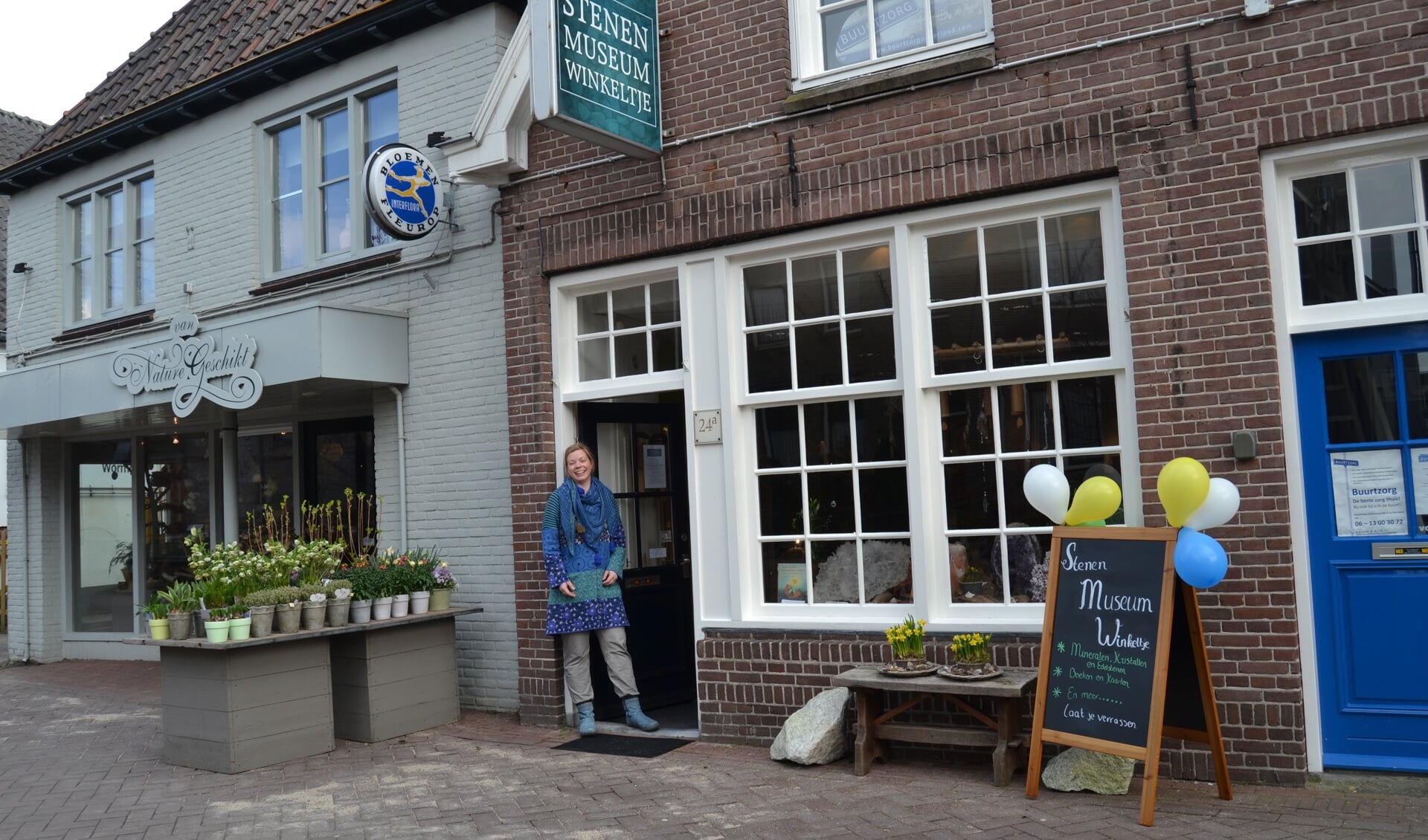 Bianca Oonk voor haar Stenen Museum Winkeltje aan de Rapenburgsestraat in Lichtenvoorde. Foto± Karin Stronks