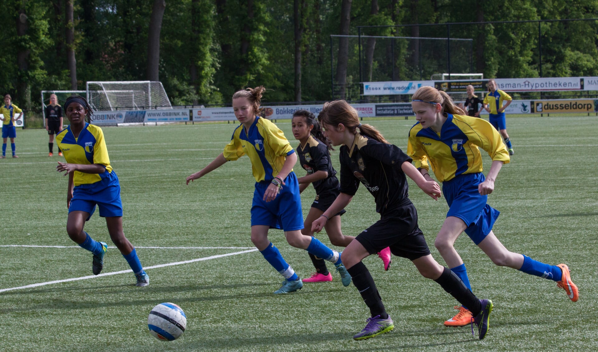 Een actie uit een van de wedstrijden van FC Winterswijk MO13-1. De genoemde trainingen zijn voor hun leeftijdsgenoten. Foto: PR