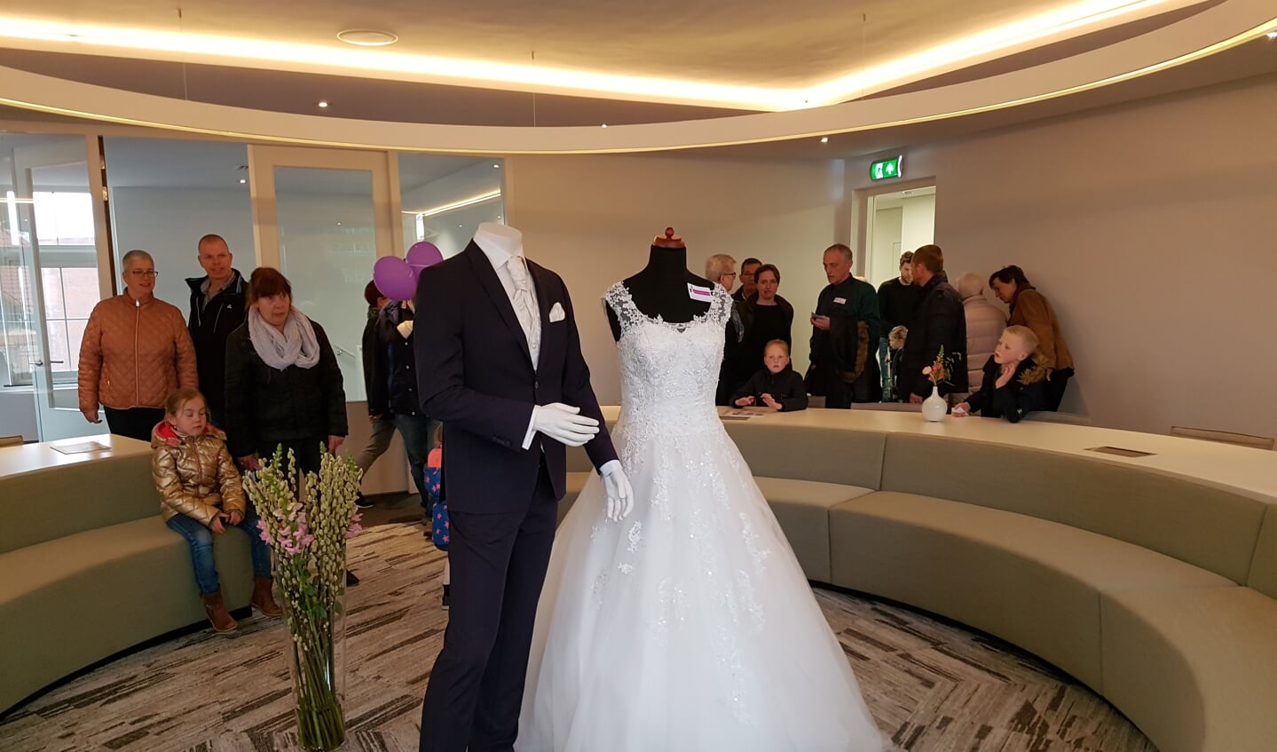 Veel belangstelling voor de nieuwe trouwzaal in het gemeentehuis van Oost Gelre. foto: Kyra Broshuis