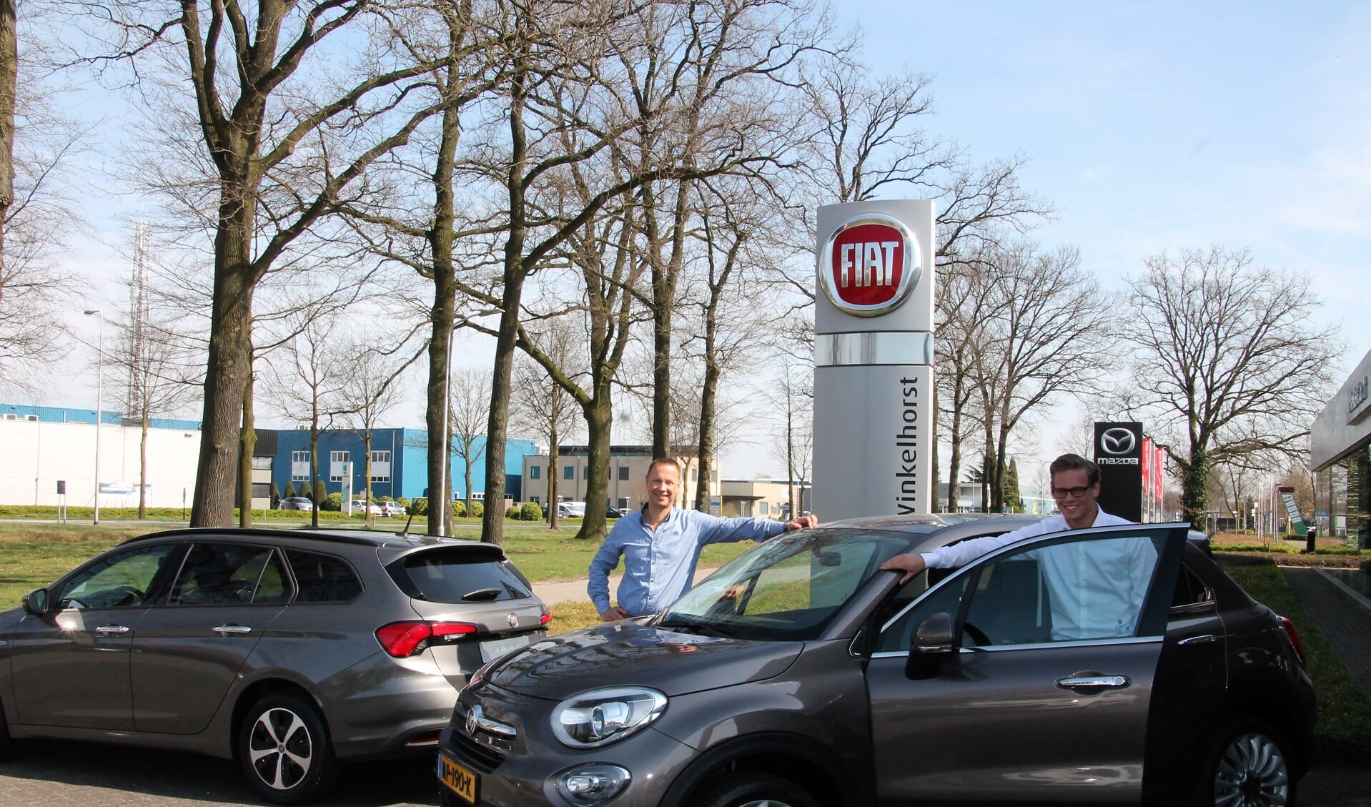 Michel te Kamp (links) en Daan Moester bij de nieuwe Fiat-modellen. Foto: Lydia ter Welle
