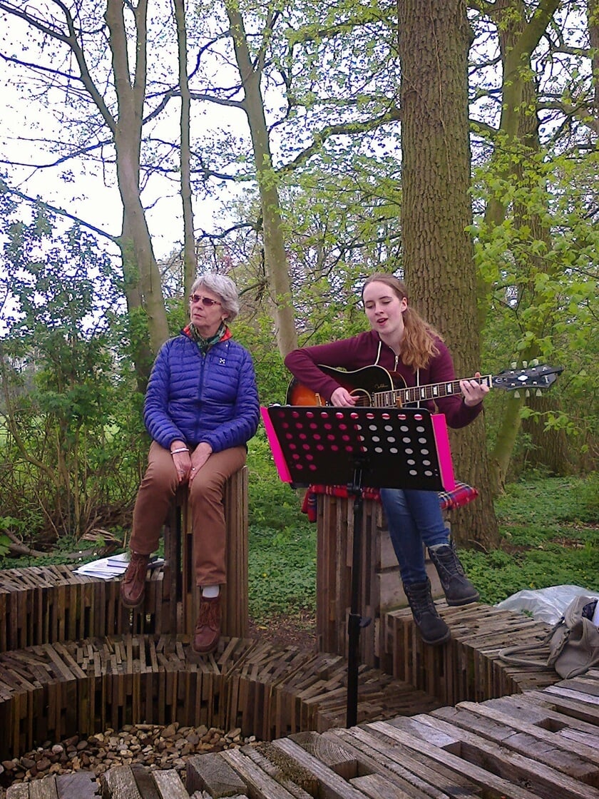 Anna Wiersma en Jolieke van Osch op de Kunstklinkplek. Foto: Helma Snelooper