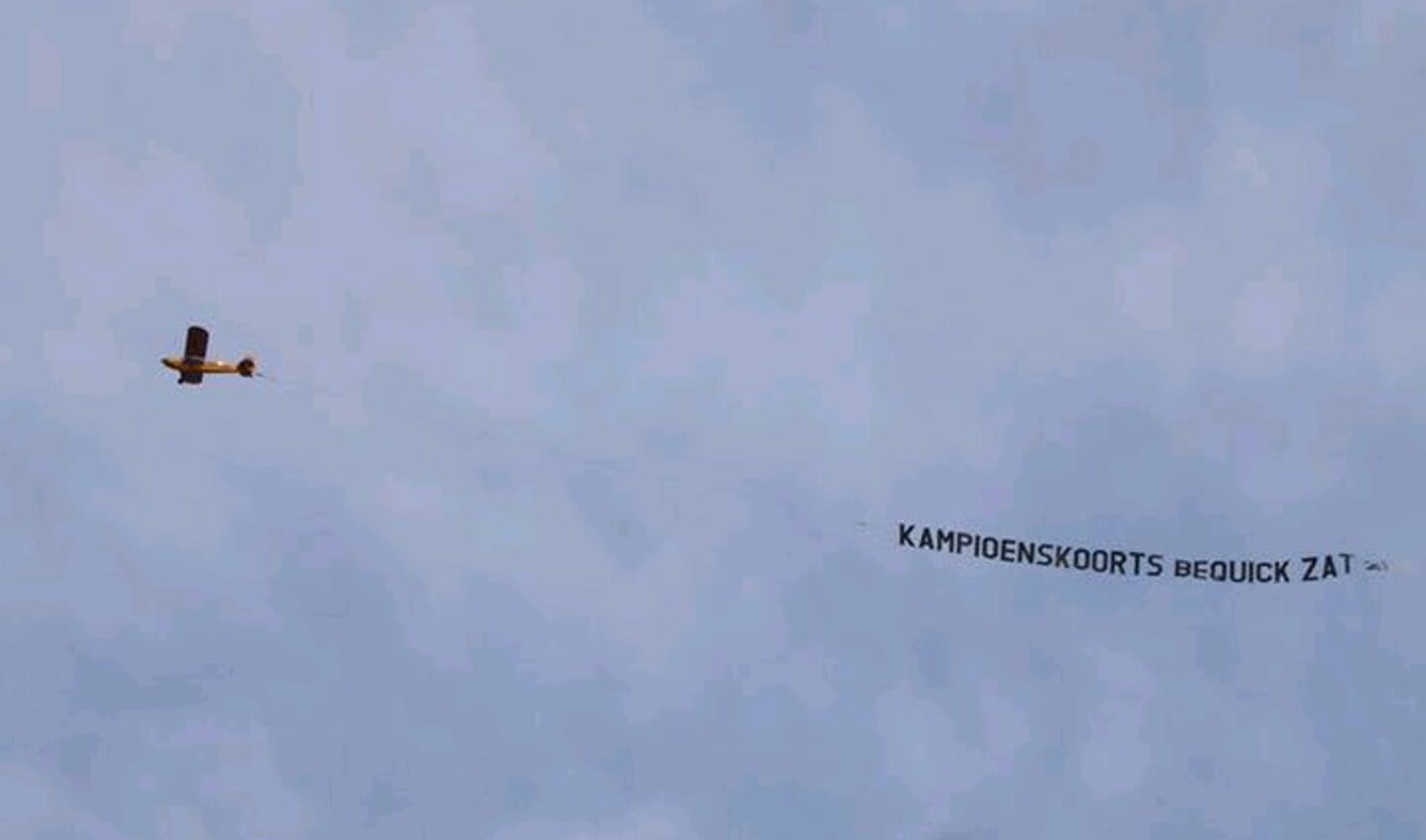 Be Quick liet een vliegtuig met een KampioensKoorts banner de lucht ingaan. Foto: PR