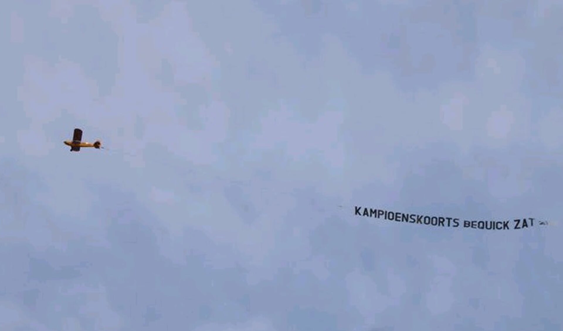 Be Quick liet een vliegtuig met een KampioensKoorts banner de lucht ingaan. Foto: PR
