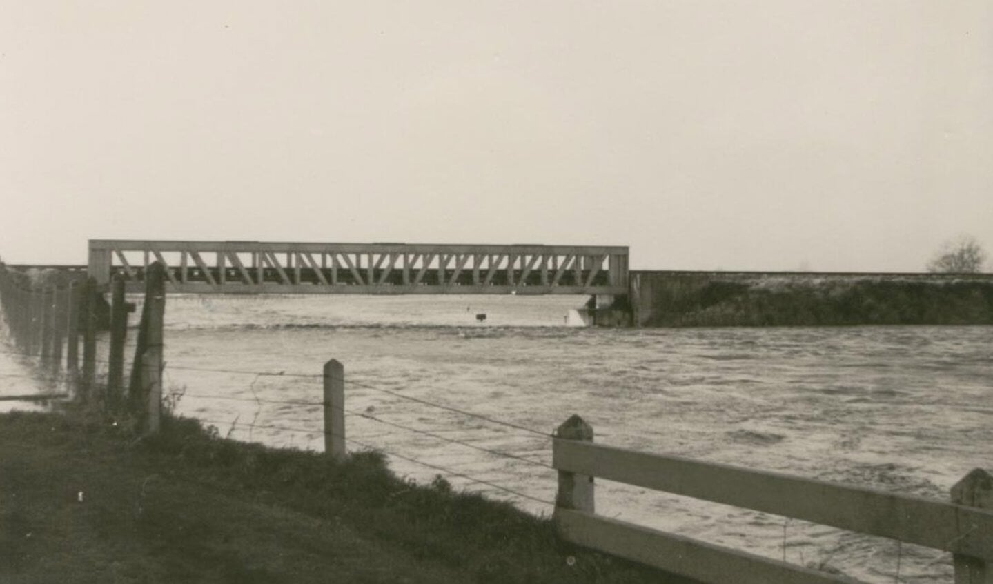 De spoorbrug vermoedelijke eind jaren veertig of begin jaren vijftig. Foto: PR 