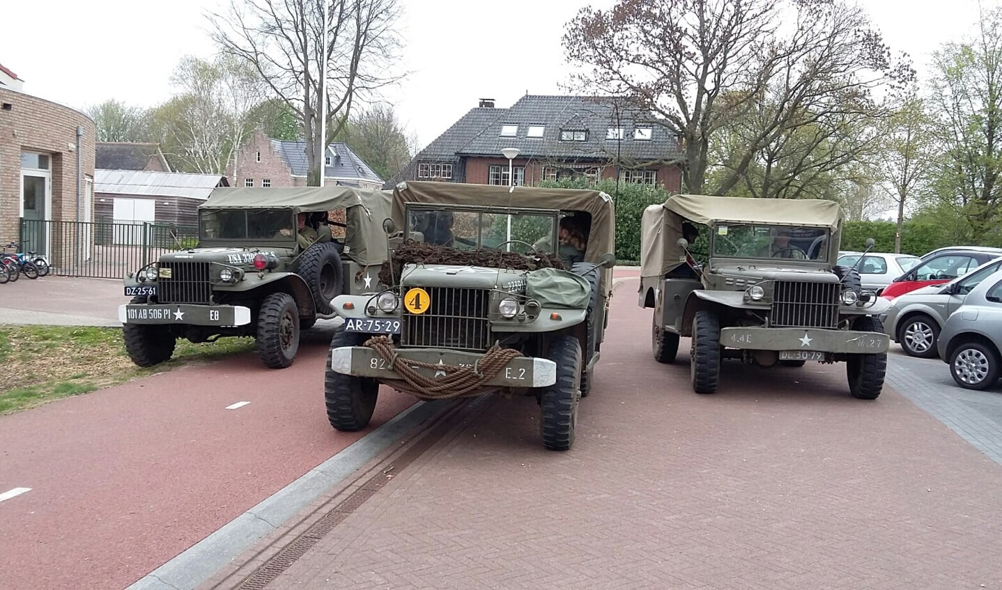 Leerlingen groepen 7/8 werden met legervoertuigen naar het oorlogsmuseum gebracht. Foto: PR