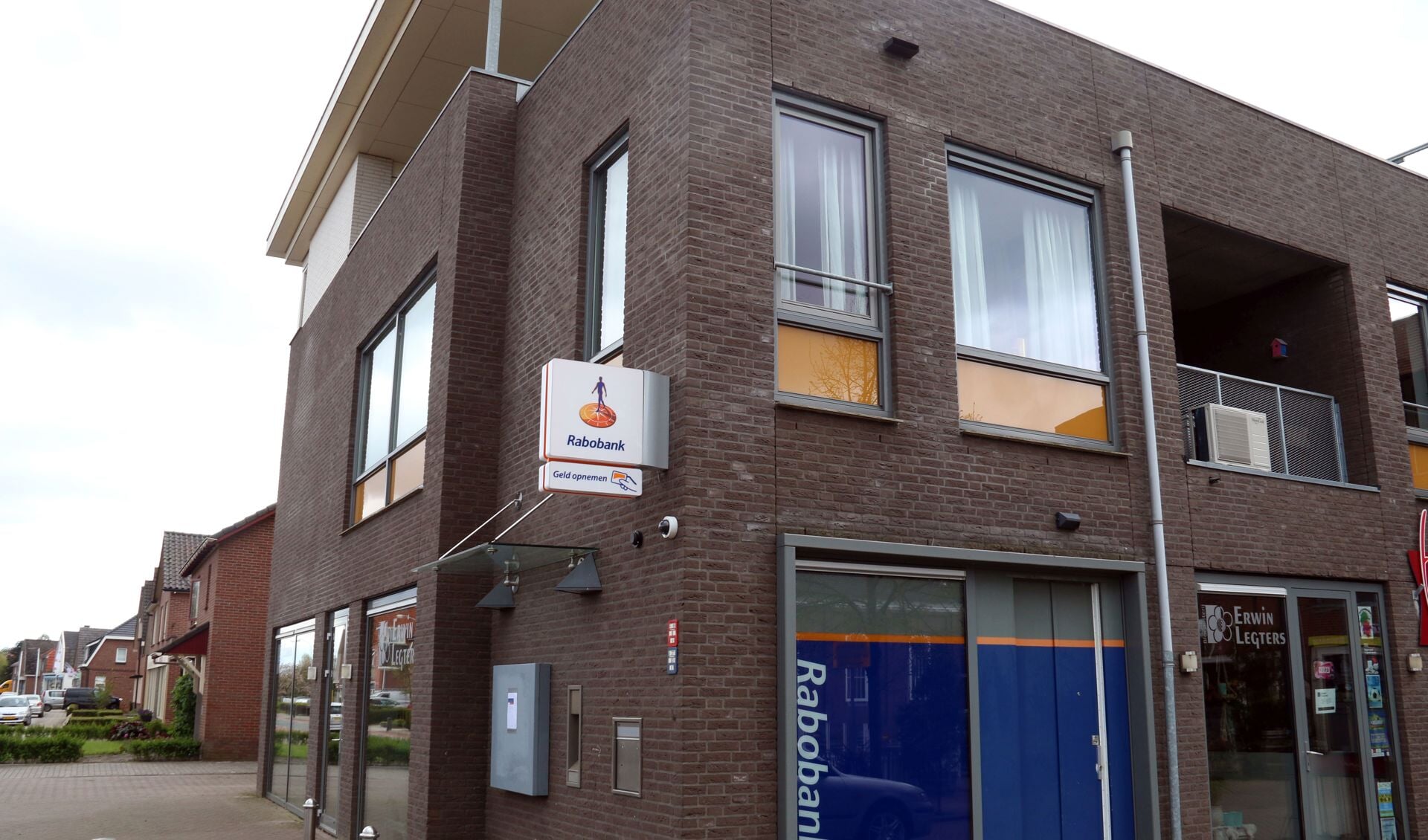 De Rabobank heeft afgelopen week de pinautomaat aan de Dorpsstraat in Halle afgesloten. Foto: GinoPress