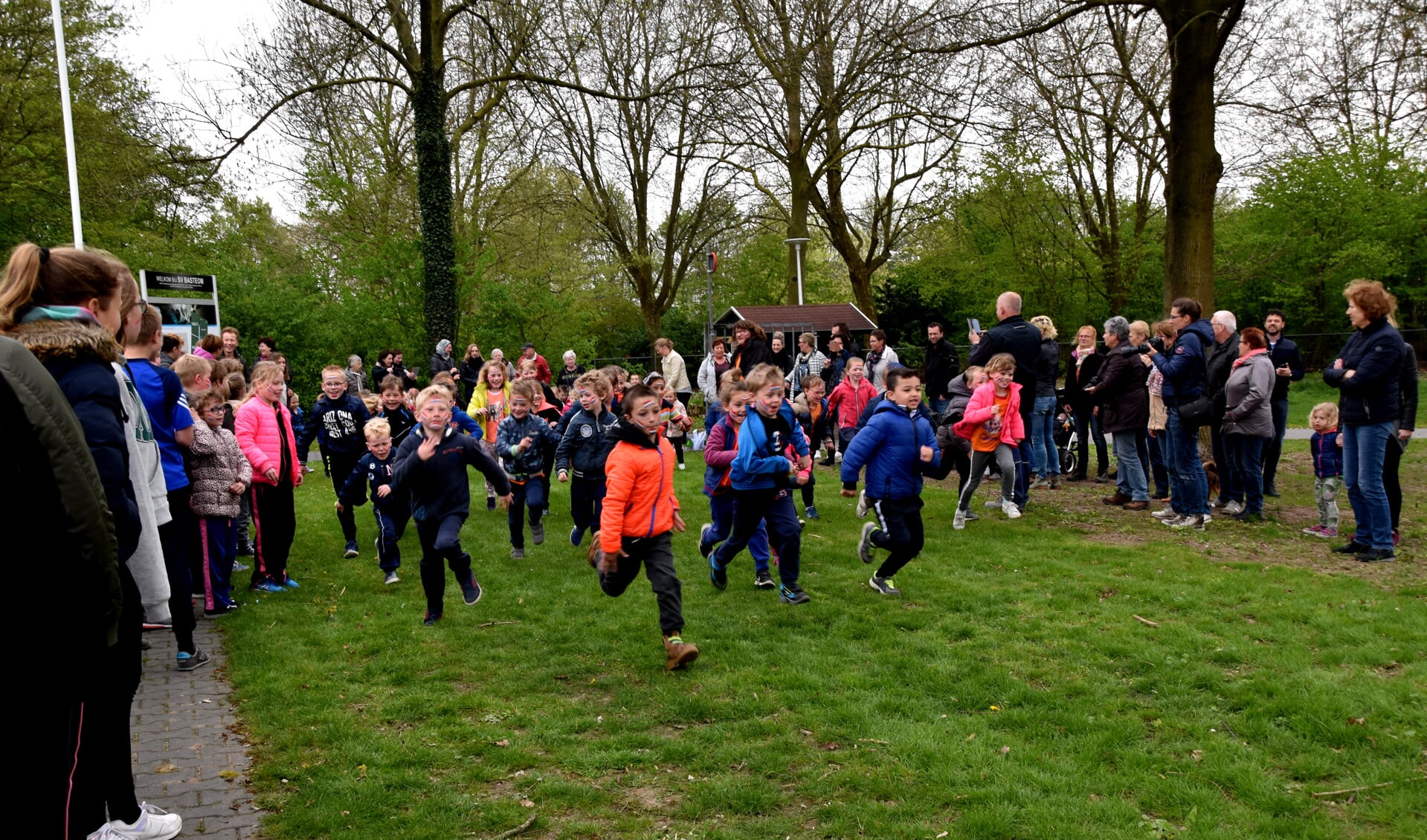 Enthousiast en fanatiek beginnen de kinderen aan de sponsorloop. Foto: Alice Rouwhorst