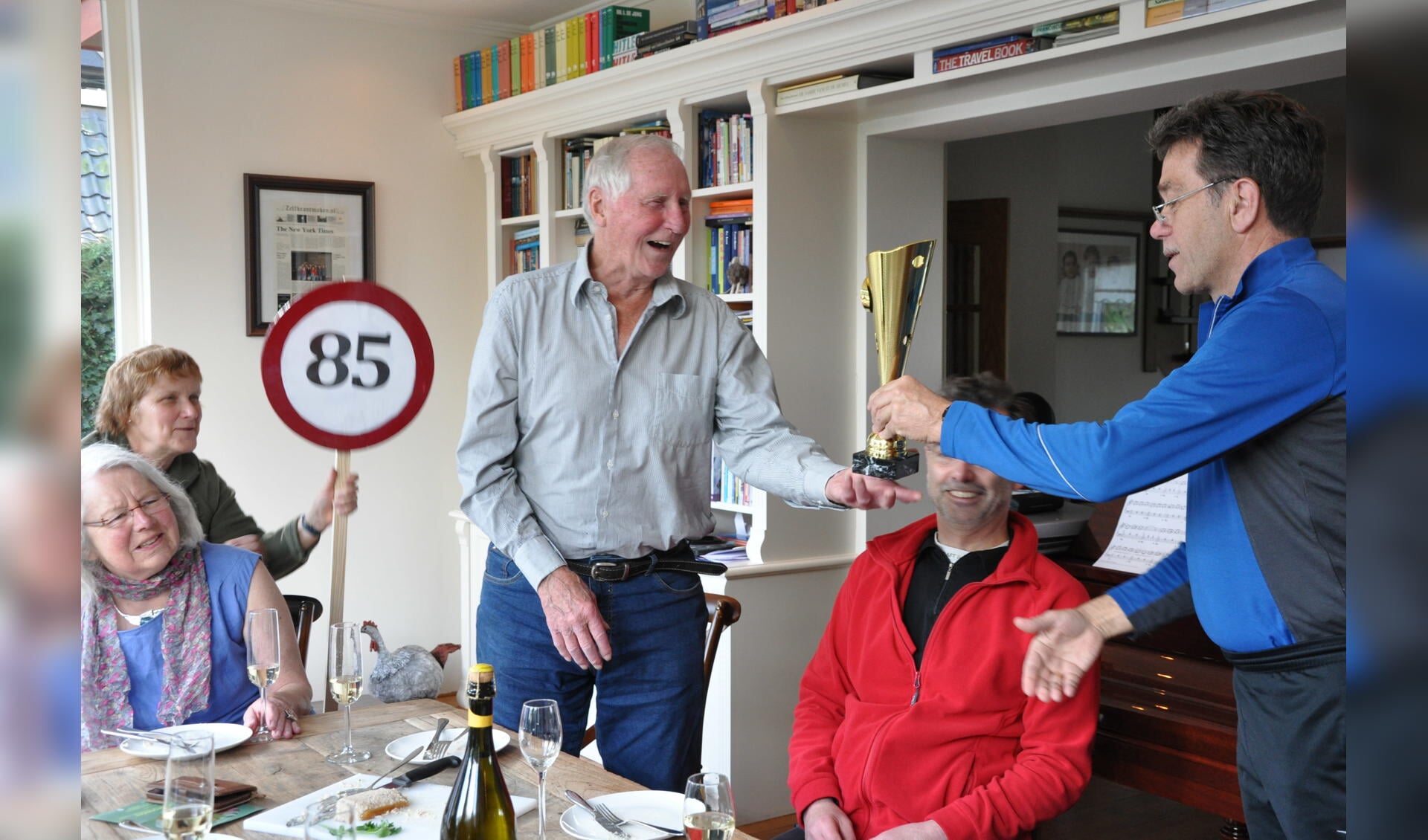 Op zijn 85ste verjaardag is aan hardloper Pieter Pool de Senioren Bokaal 2017 uitgereikt door het bestuur van de Trimclub. Foto: PR