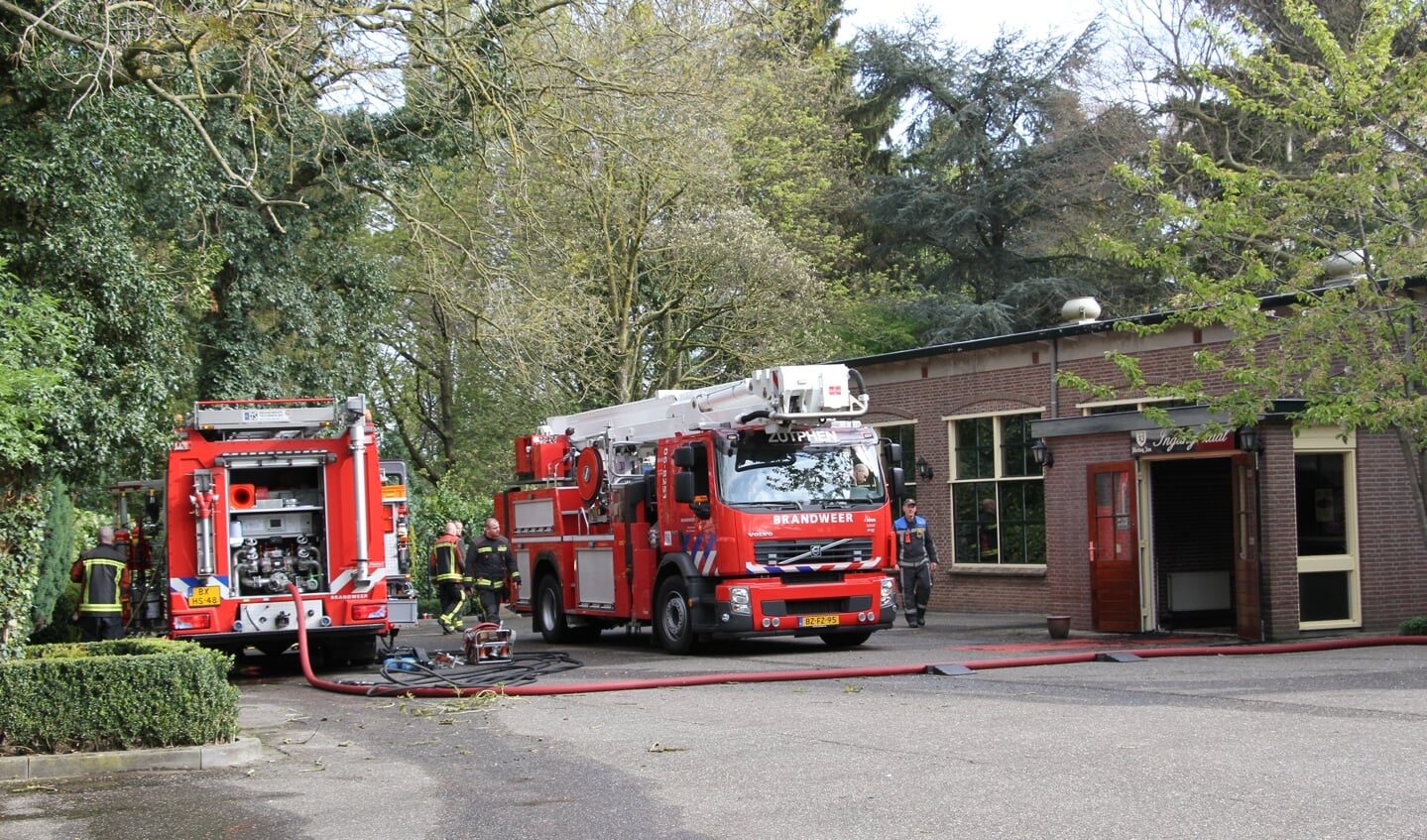 Brandweer bluste met groot materieel de brand bij De Pauw in Warnsveld. Foto: Liesbeth Spaansen