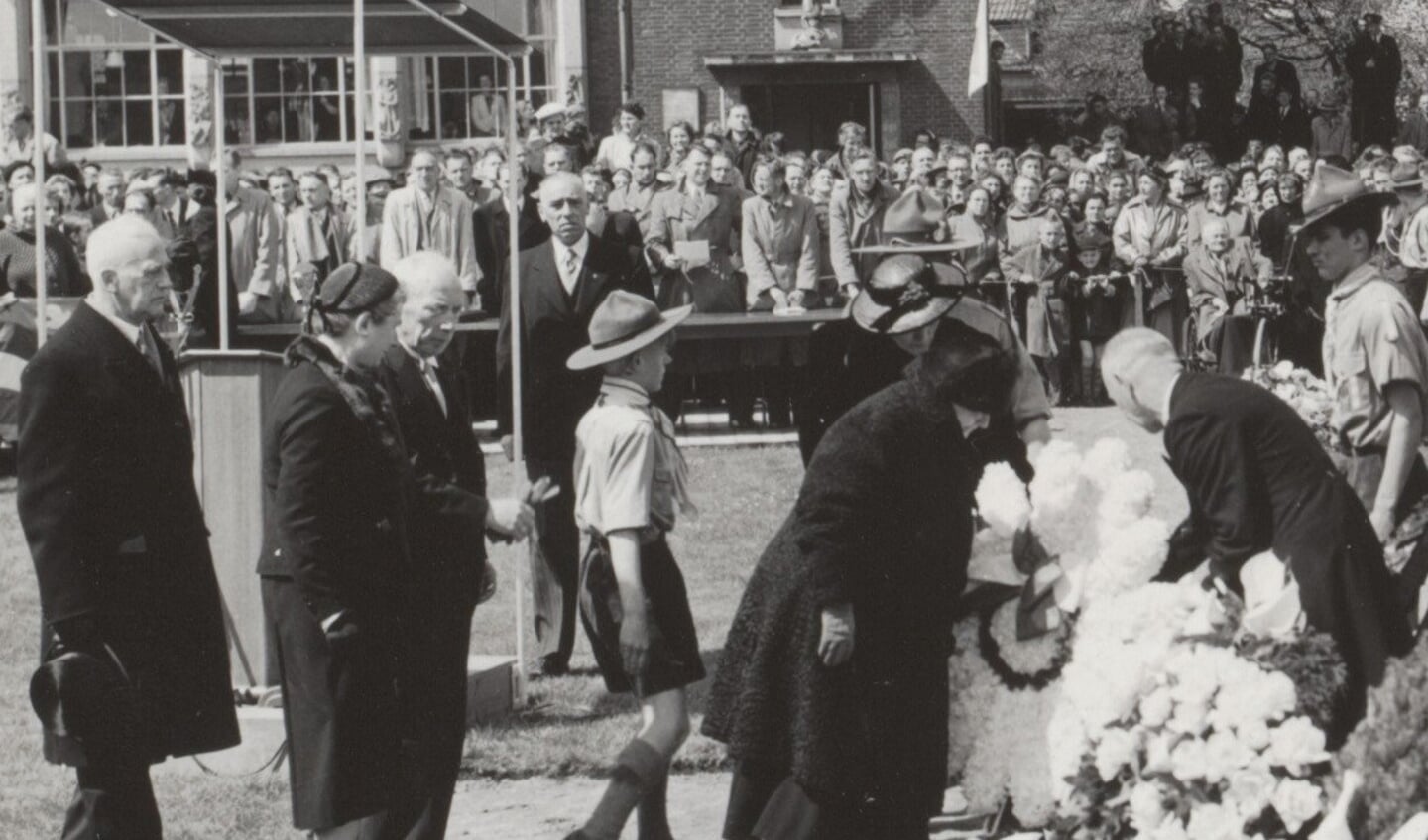 Prinses Wilhelmina en burgemeester Vlam bij de onthulling van het monument voor Tante Riek. Foto: P.R.