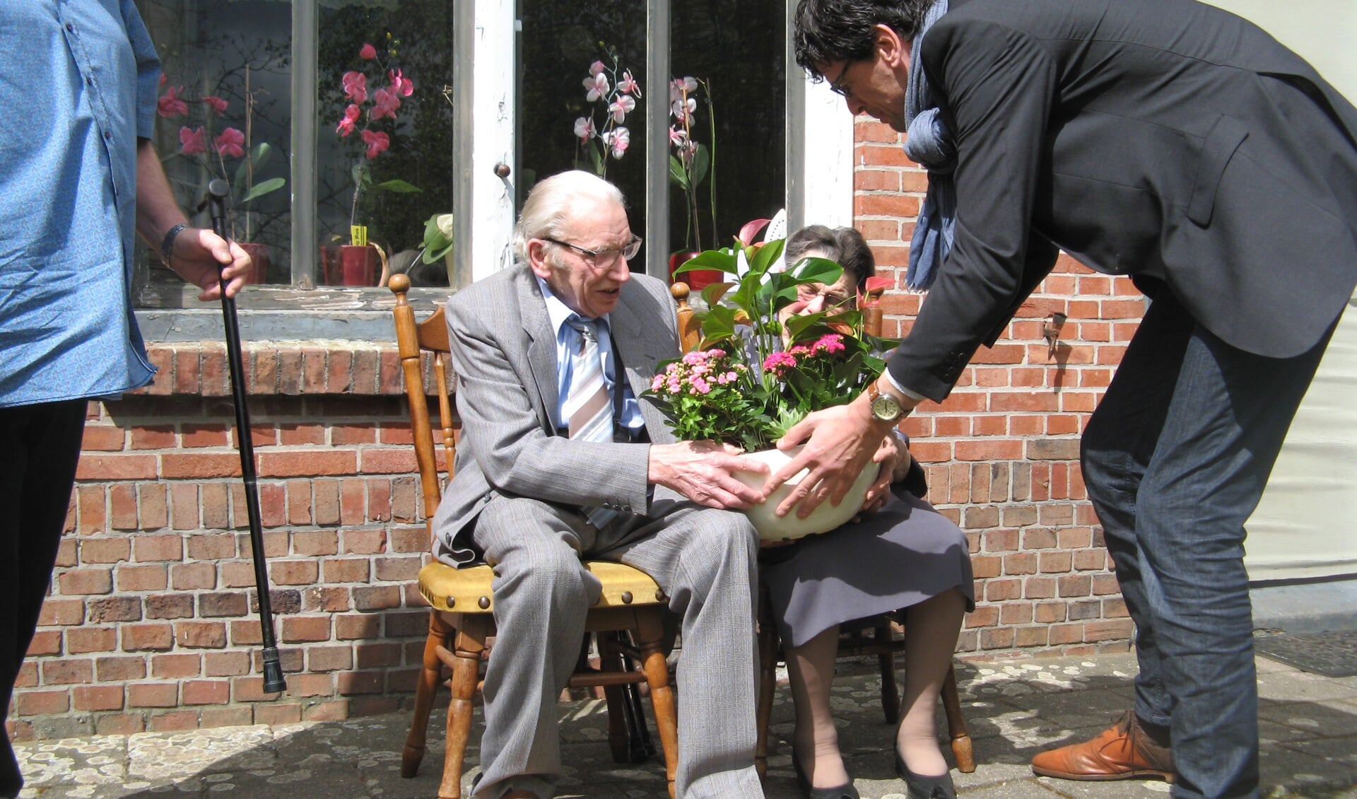 Voorzitter Richard ten Haken overhandigt een plantenhulde aan jubilaris Ten Hagen en zijn vrouw. Foto: Bart Kraan