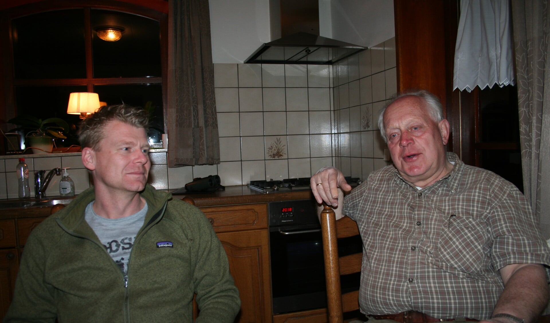 Peter Bongen (l) en Gerrit Stomps praten na over de reeëntelling. Foto: Kyra Broshuis
