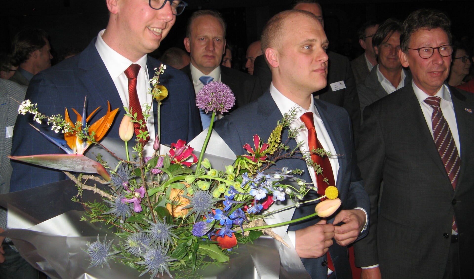 Joris Bengevoord, geflankeerd door zijn partner Arijan van Bavel en Commissaris van de Koning Clemens Cornielje. Foto: Bart Kraan 