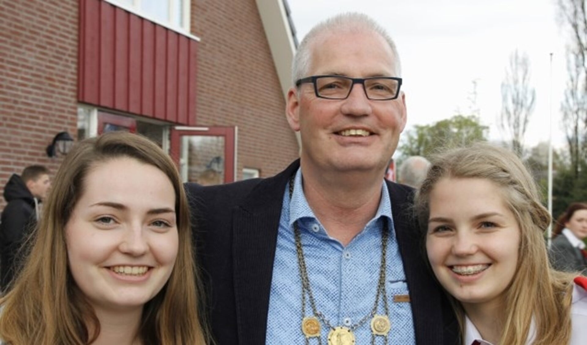 Winnaar van het vogelschieten voor oud-koningen en Keizer: Erik Geurtsen, op de foto met beide dochters Dieke (l) en Meike (r). (foto Jurgen Weijl)