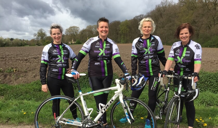 In vol ornaat trainen op de Lochemse Berg. Van links naar rechts: Maureen Venhoven (Borculo), Esther Tannemaat (Borculo), Christine Veldhorst (Varsseveld) en Mieke Wekking (Winterswijk). Foto: Peter Vorderman