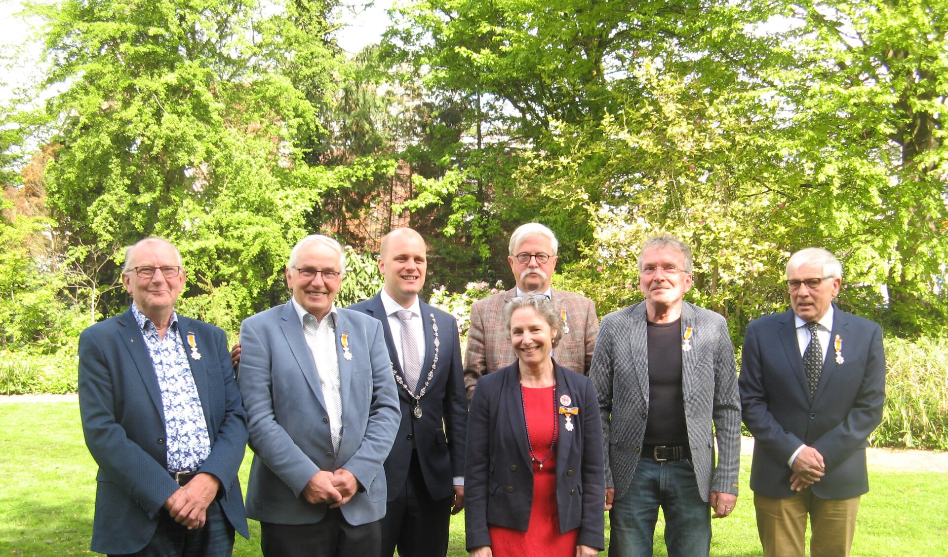 Van links naar rechts Gerrit Hietkamp, Albert Sonderen, burgemeester Joris Bengevoord, Els Lieverdink, Guus Avenarius, Ben Westerveld en Gerrit Bultman. Foto± Bart Kraan