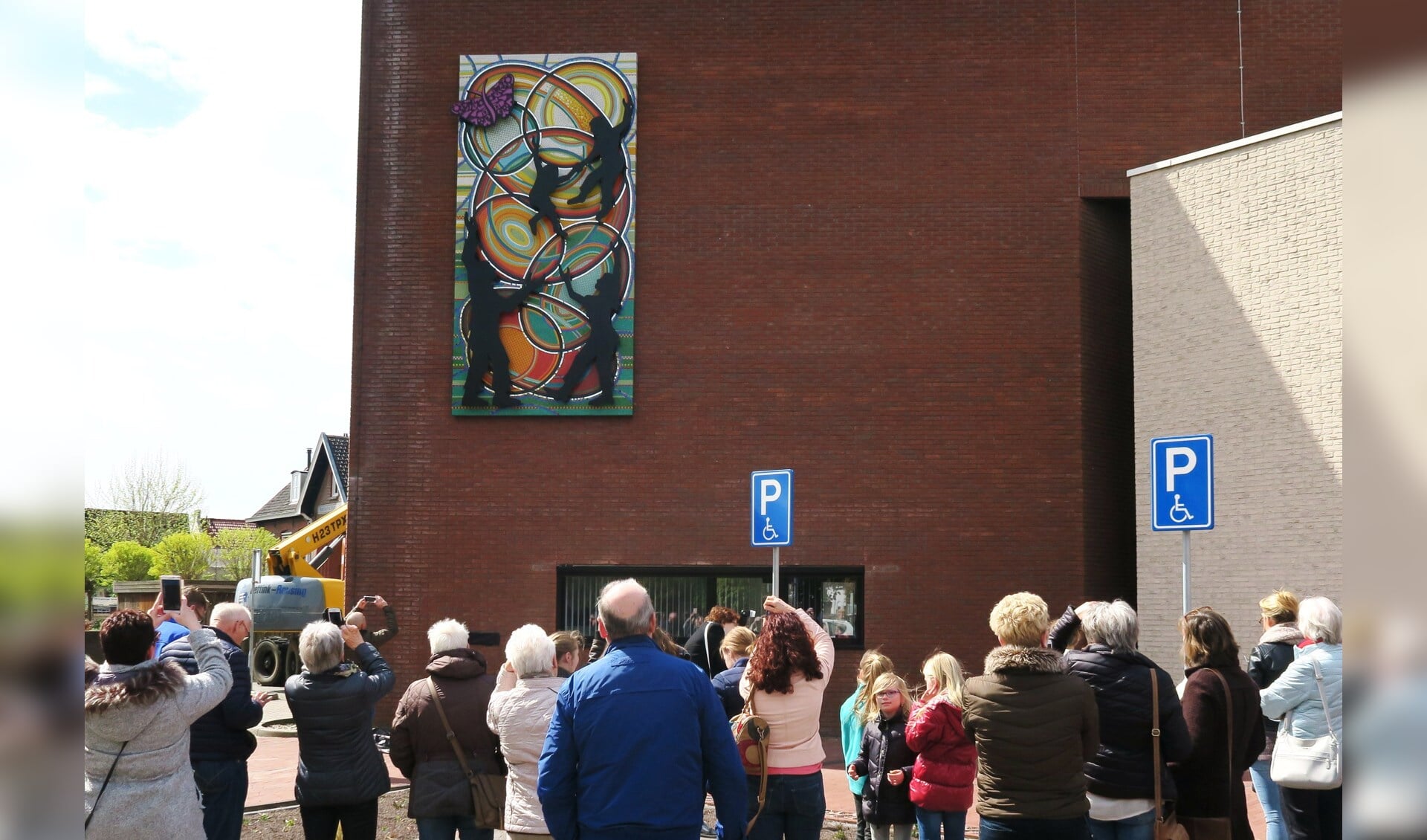 Het kunstwerk op de voorgevel van het gemeentehuis in Lichtenvoorde, net na de onthulling. Foto: Theo Huijskes