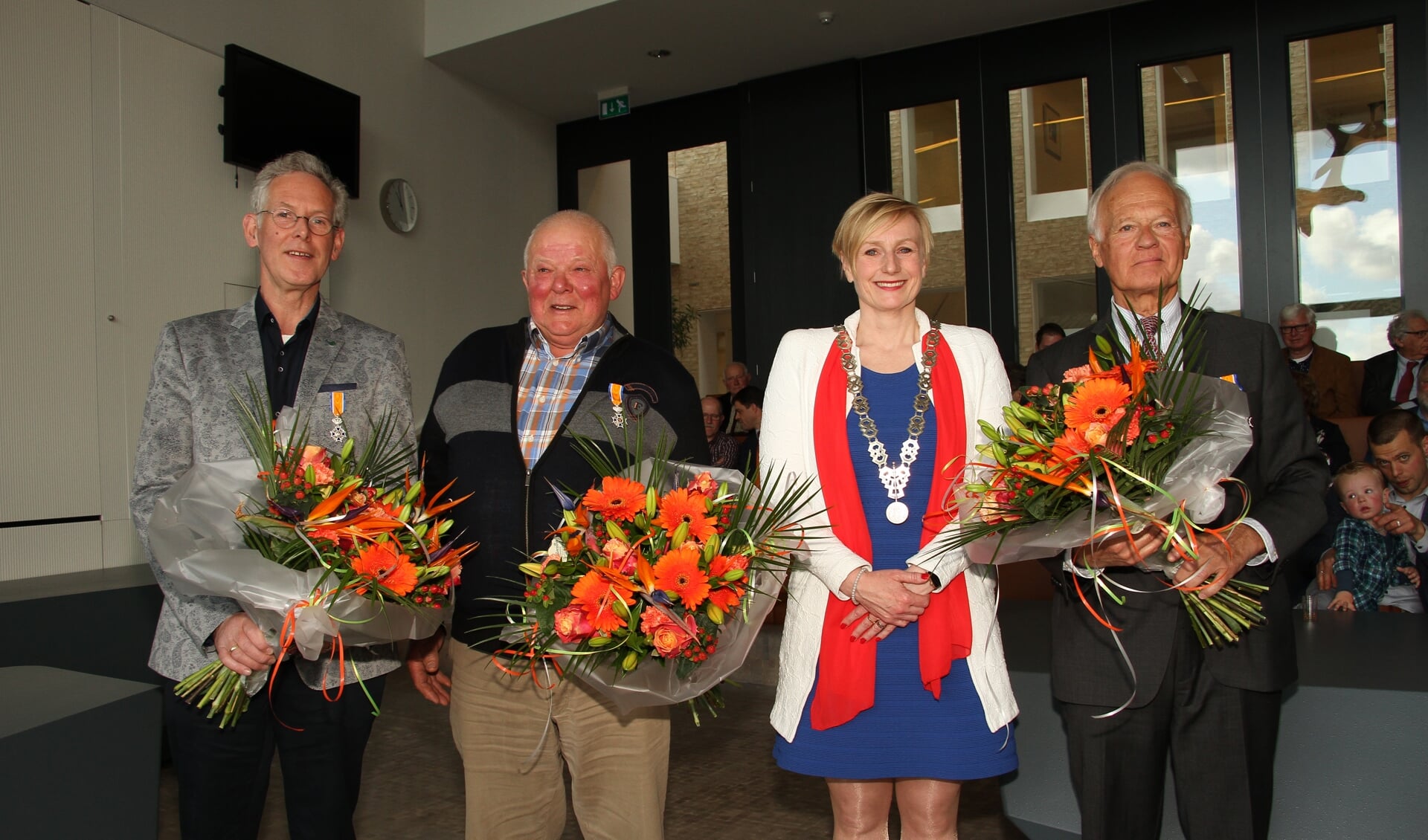 Burgemeester Besselink met de onderscheiden Bronckhorsters Gerrit Vlogman, Henk Berenpas en Frans Bakx. Foto: Achterhoekfoto.nl/Liesbeth Spaansen