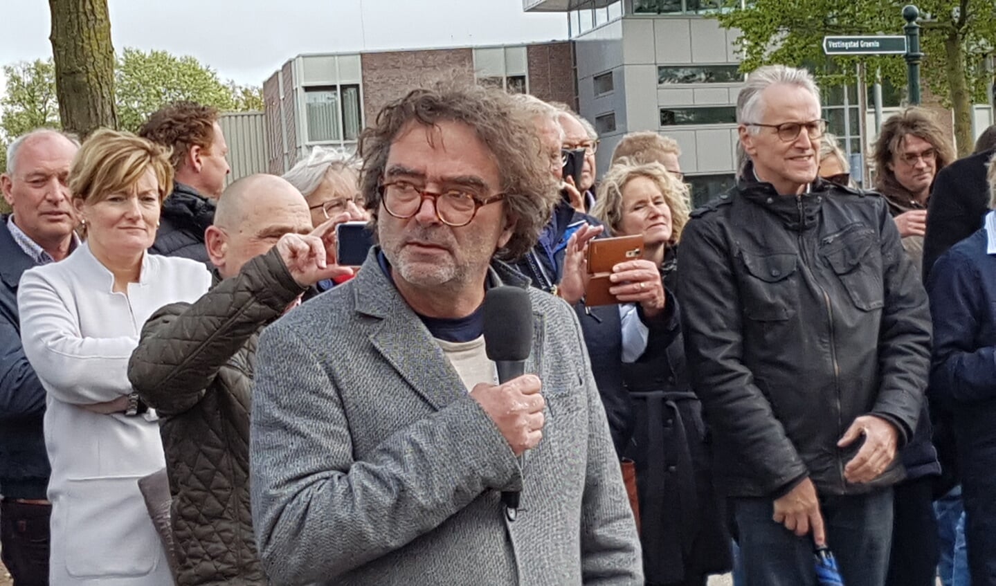 Bert Wagendorp draagt het zojuist onthulde gedicht van Willem Wilmink voor.