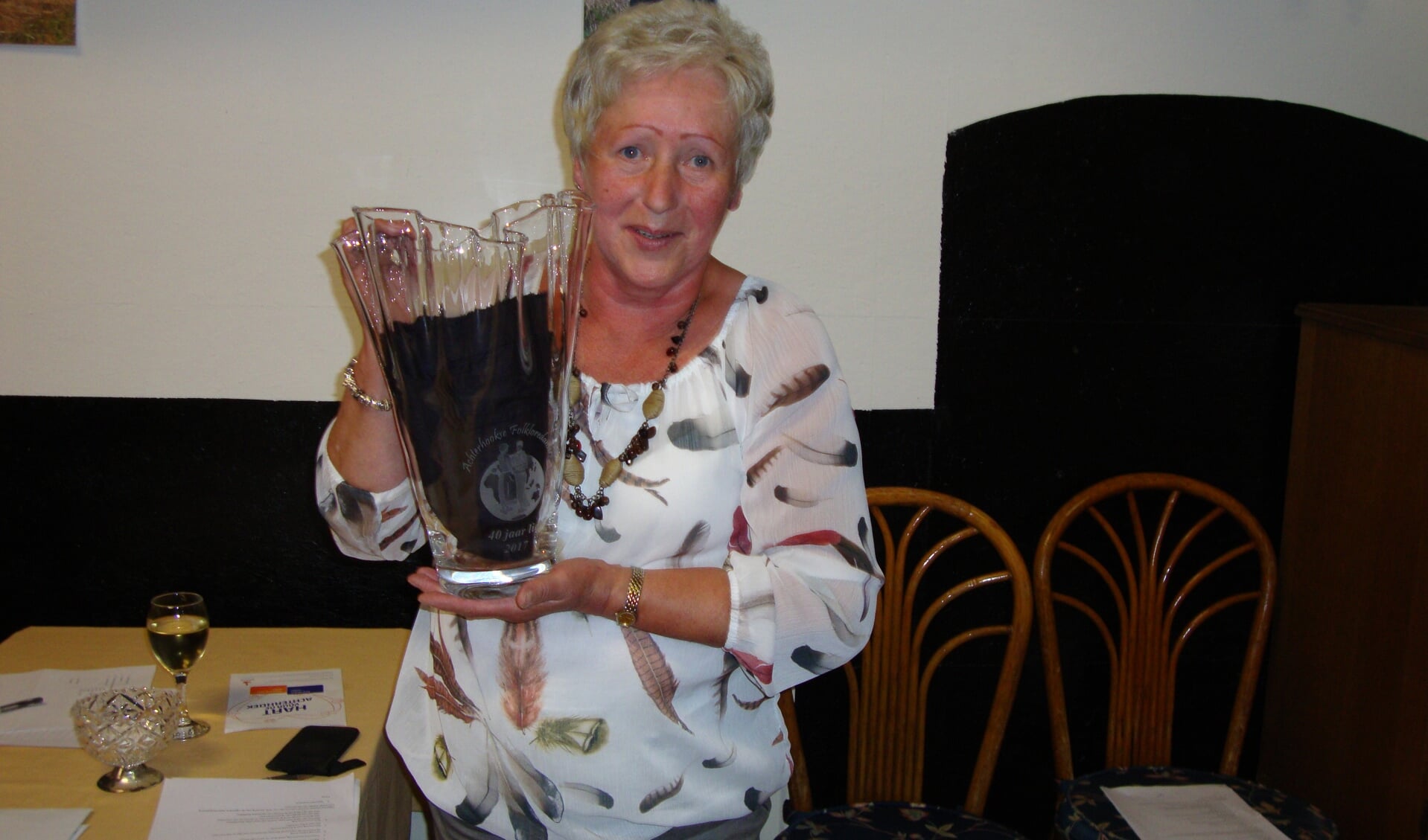 Gerda Hulshof ontving ontving in het clublokaal Brinkhmans Schure een vaas met inscriptie en een bos bloemen. Foto: PR. 