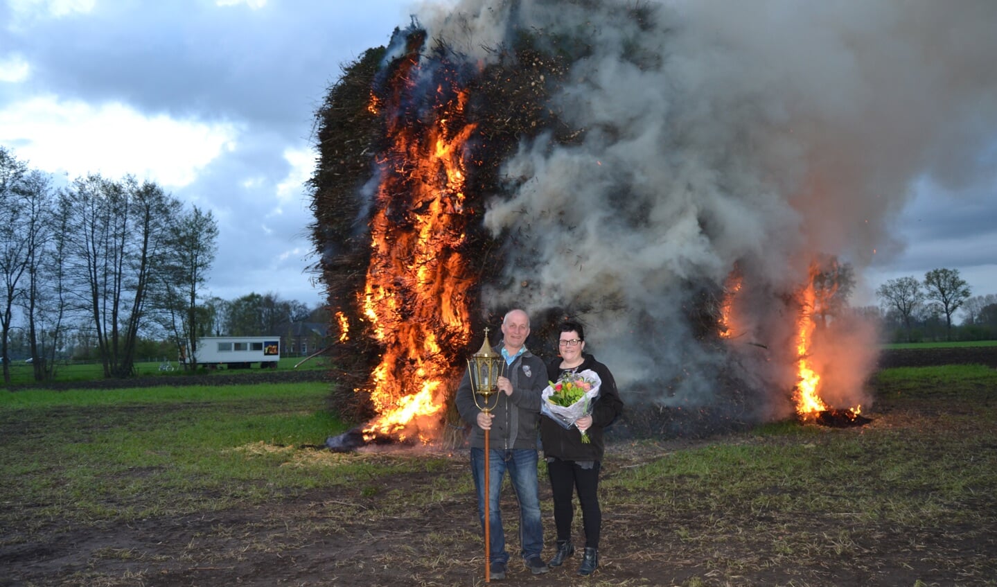 Geert en Albertien Meulenveld bij het paasvuur. Foto: Karin Stronks