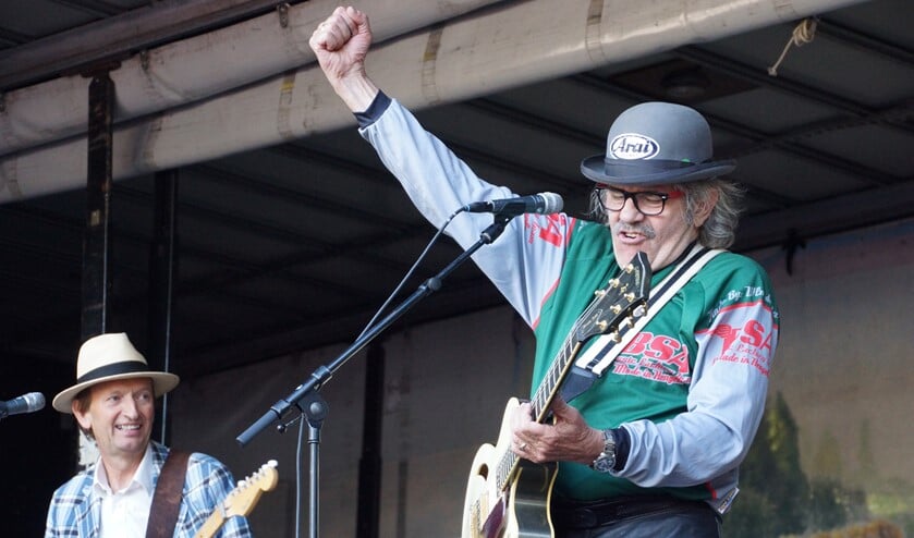 Ferdy Jolij (links) en Bennie Jolink tijdens een optreden op het Hengelse Zand in 2012. Foto: Gerwin Nijkamp