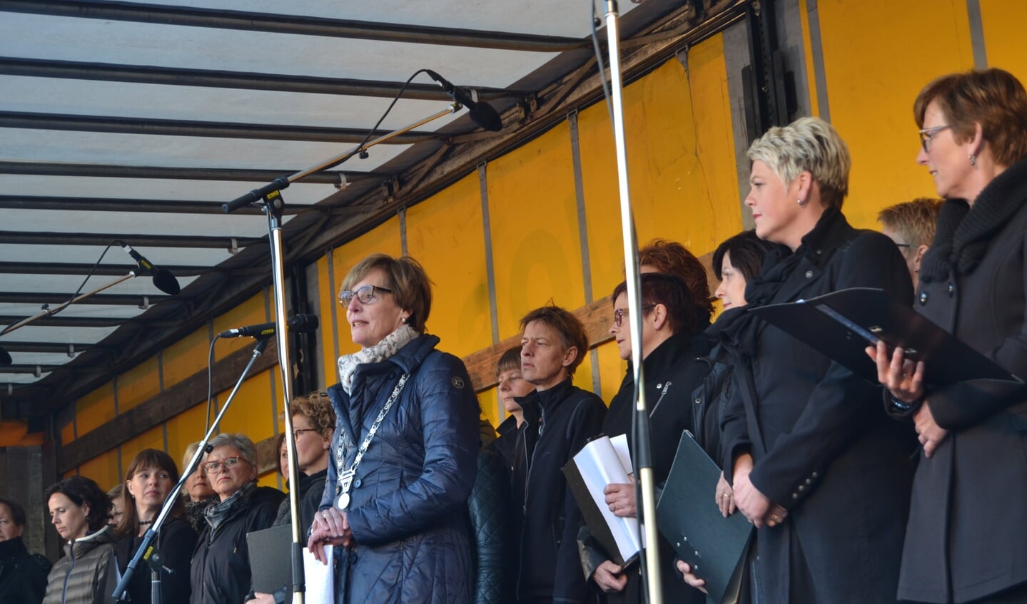 Burgemeester Annette Bronsvoort opent De Passion. Foto: Karin Stronks 