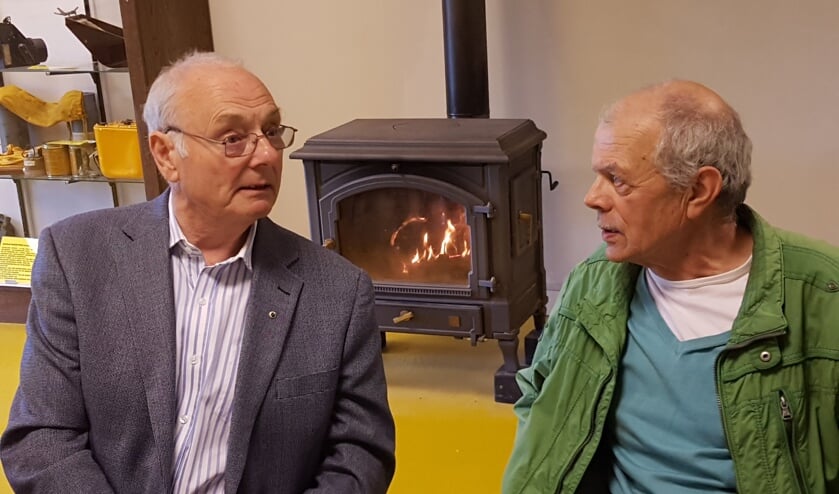 <p>Ian Baker (l) praat bij met Jan Geerdinck van het Crashmuseum in Lievelde. Foto: Kyra Broshuis/archief Achterhoek Nieuws</p>