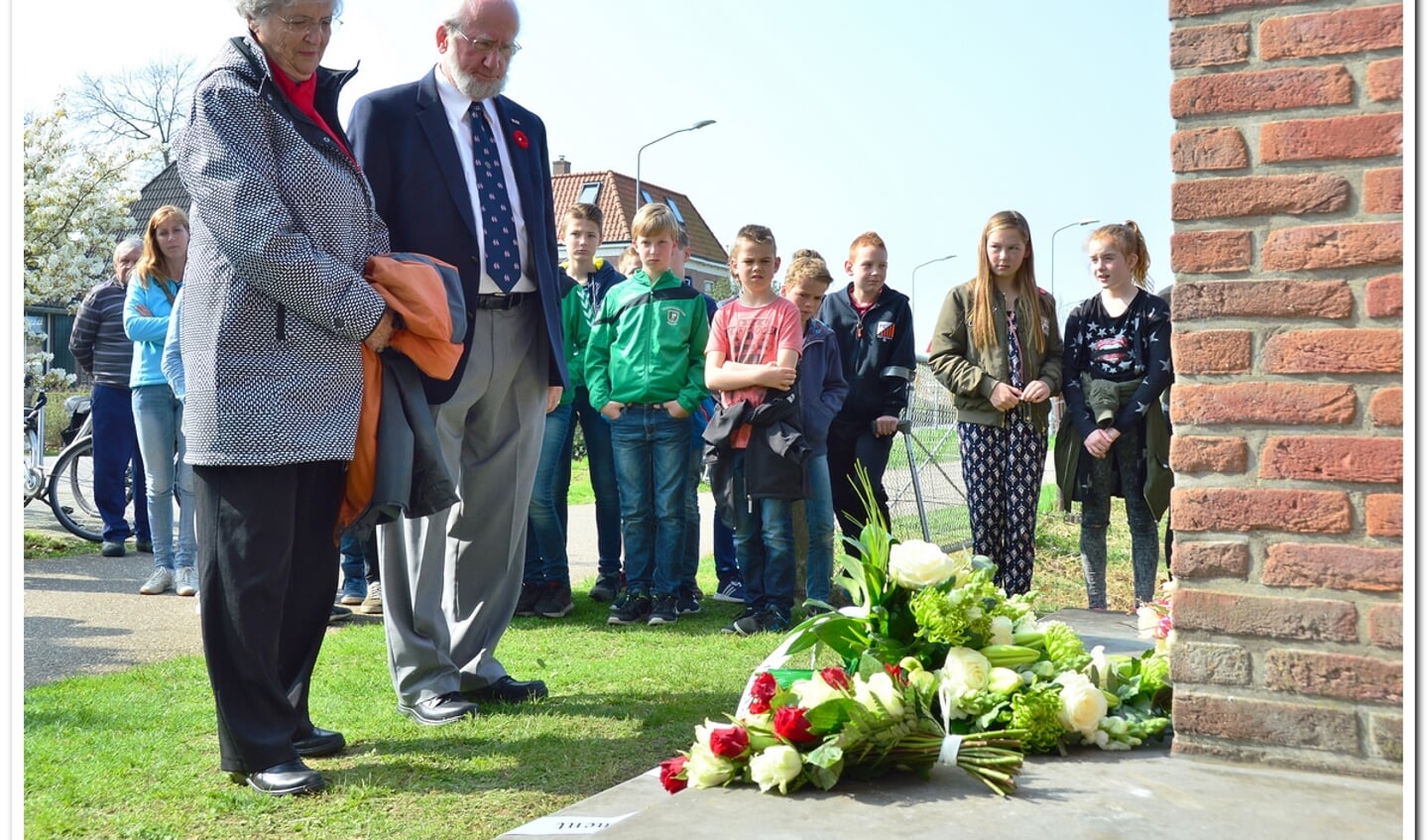 Henk Dijkman en zijn vrouw Lorraine leggen bloemen bij het monument. Foto: Alize Hillebrink