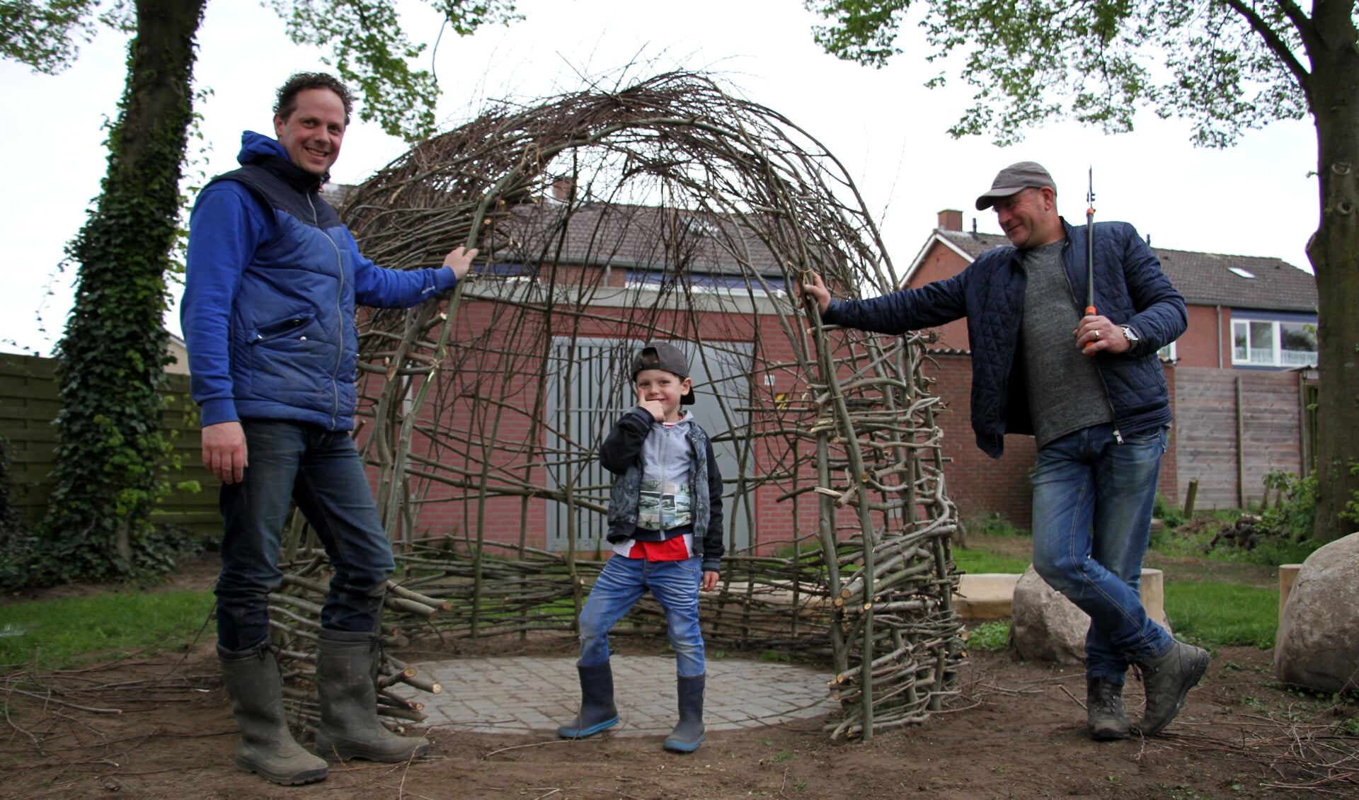 Guus Seelemeijer (m.) vindt de tipi oké die zijn vader Mennolt (l.) en buurman Erik Steintjes maken. Foto: Liesbeth Spaansen